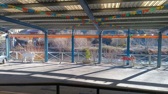 El establecimiento cuenta con una gran terraza cubierta