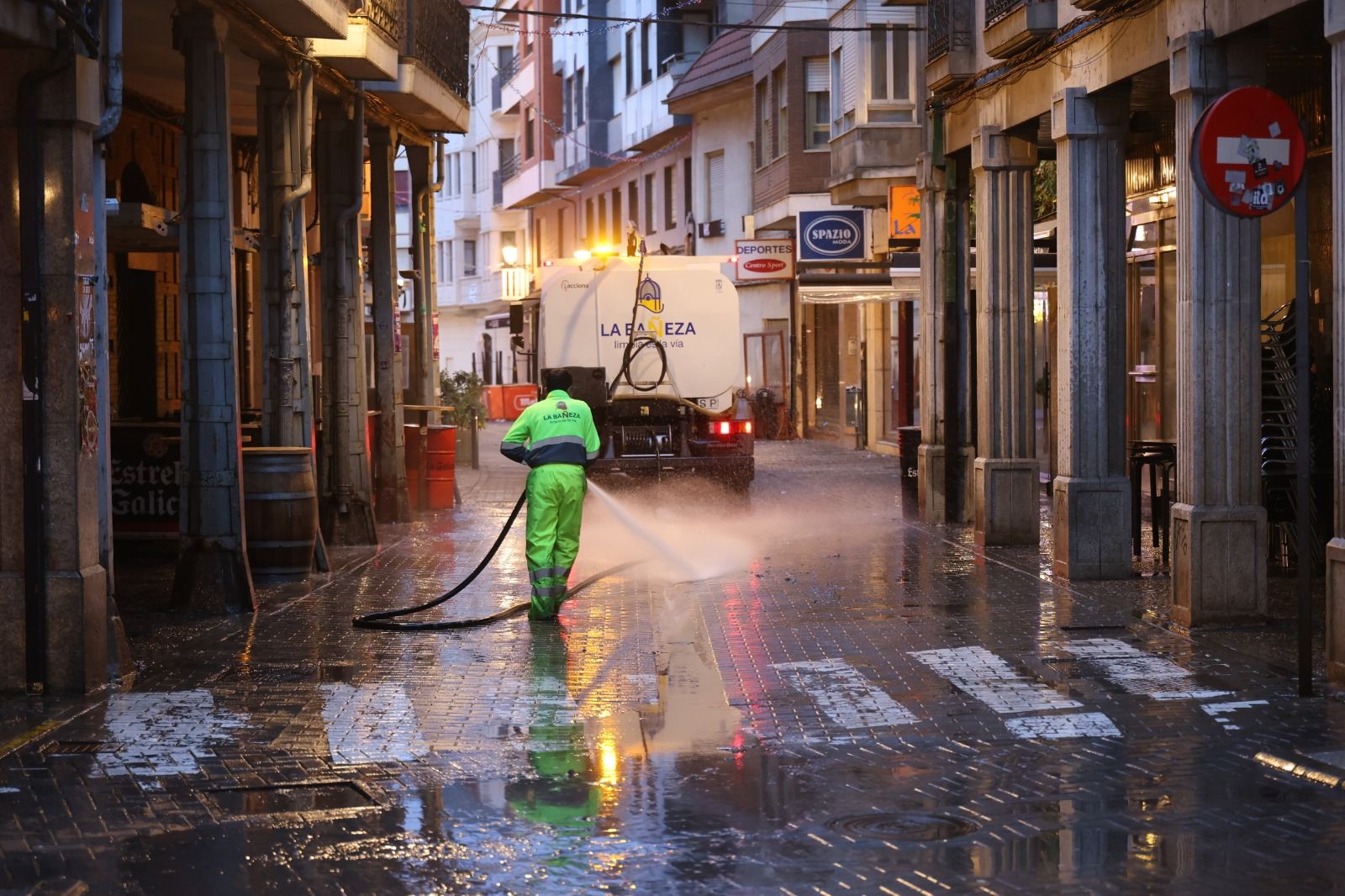 El Ayuntamiento de La Bañeza reforzó el servicio de limpieza durante los carnavales. | L.N.C. El Ayuntamiento de La Bañeza reforzó el servicio de limpieza durante los carnavales. | L.N.C.