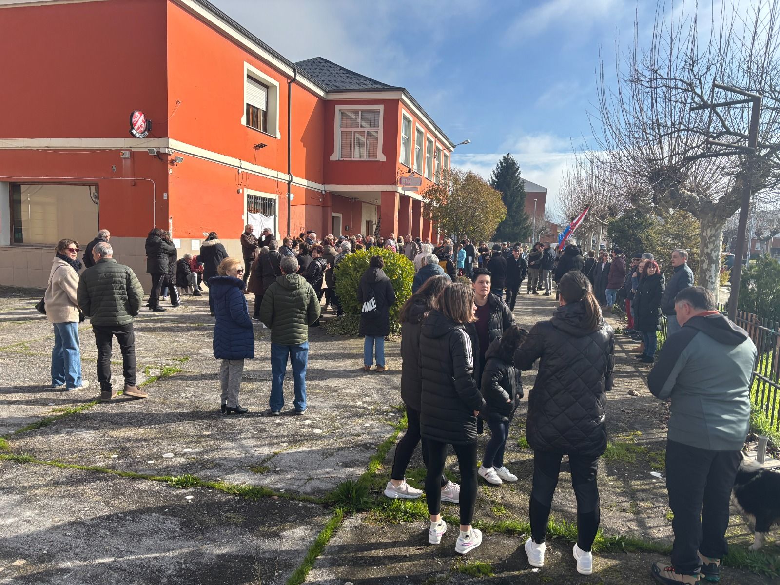 Concentración de vecinos en Fuentesnuevas por el abandono del Ayuntamiento. | JAVIER FERNÁNDEZ