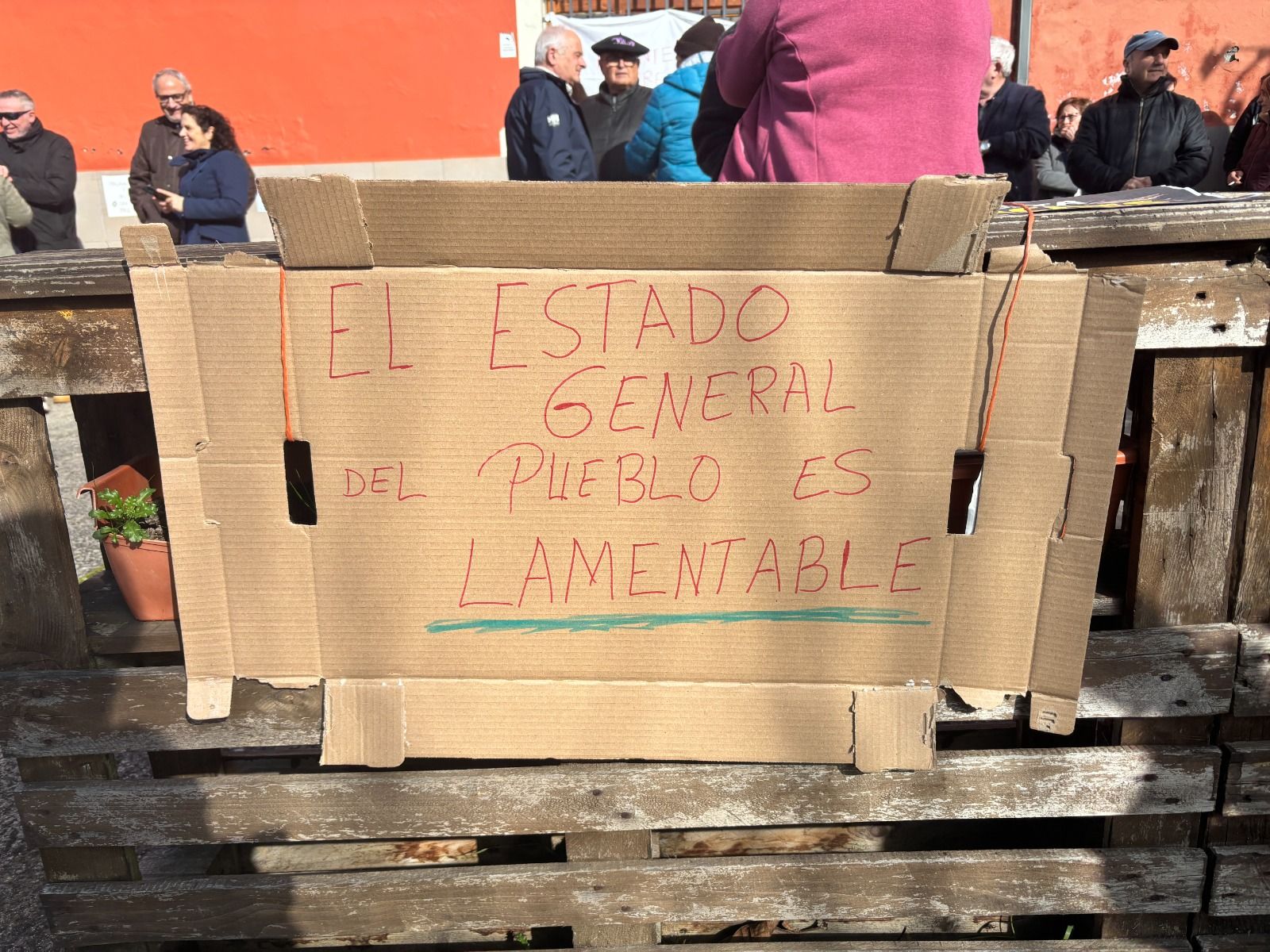 Concentración de vecinos en Fuentesnuevas por el abandono del Ayuntamiento. | JAVIER FERNÁNDEZ