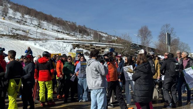 La protesta en la estación reclama inversiones, mejor gestión y respeto a la nieve.L.N.C (2) La protesta en la estación reclama inversiones, mejor gestión y respeto a la nieve.L.N.C (2)