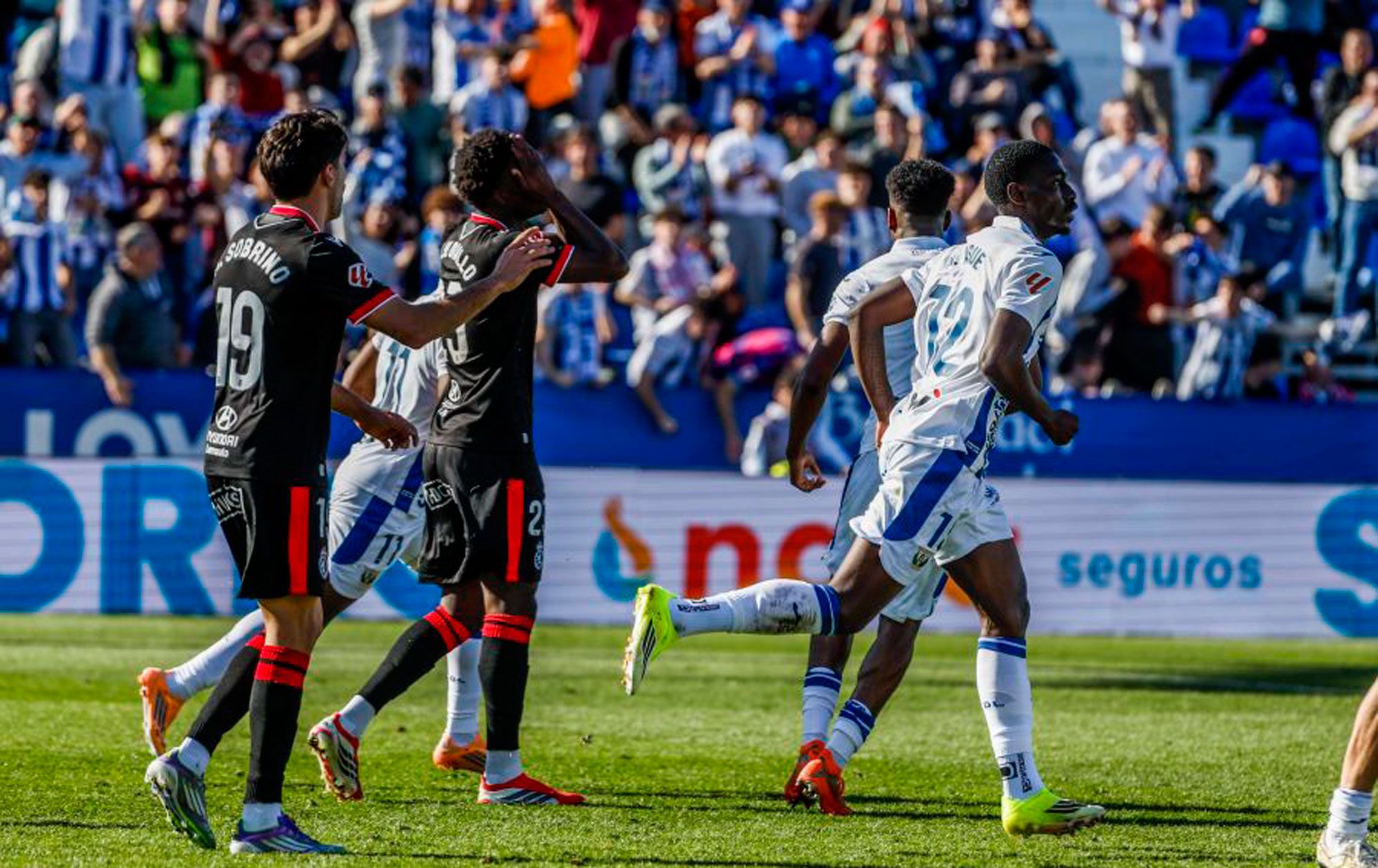 Selu y Sobrino se lamentan mientras el Leganés celebra el gol del empate a la Cultural. | LALIGA
