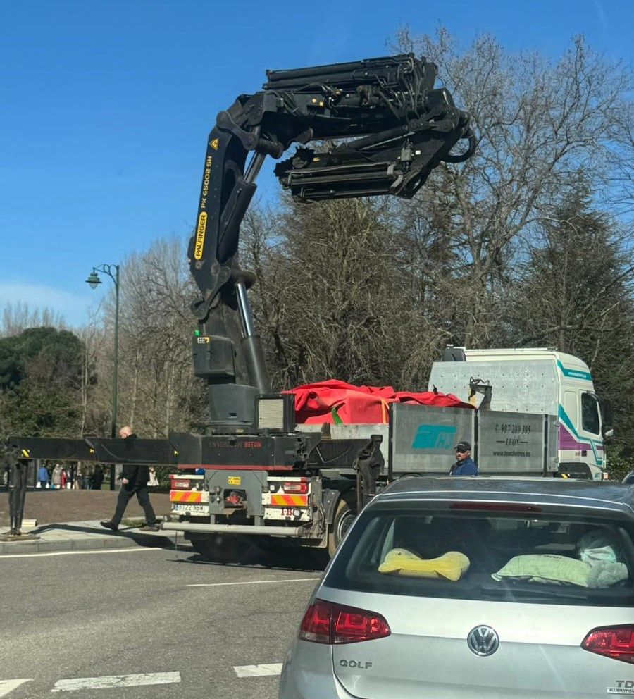 Retirada de uno de los cubos de hormigón en León. | L.N.C.