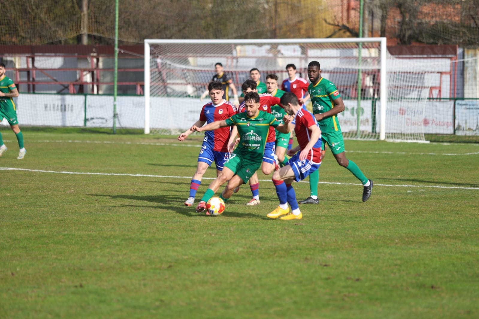 Adrián Álvarez trnsformó el penalti que le dio la ventaja al Astorga, que acabó jugando con uno menos por la expulsión de Ribeiro. REPORTAJE GRÁFICO FERNANDO OTERO
