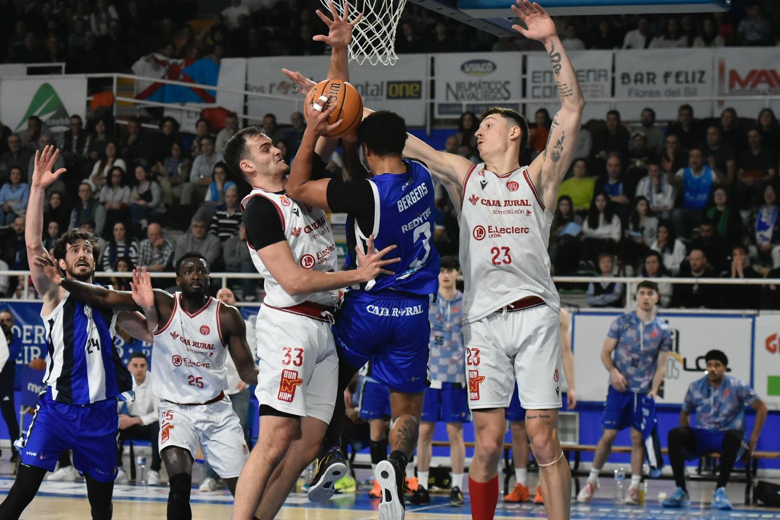 Diferentes momentos del derbi entre el Clínica Ponferrada y la Cultural de Baloncesto. RODO LÓPEZ (1)