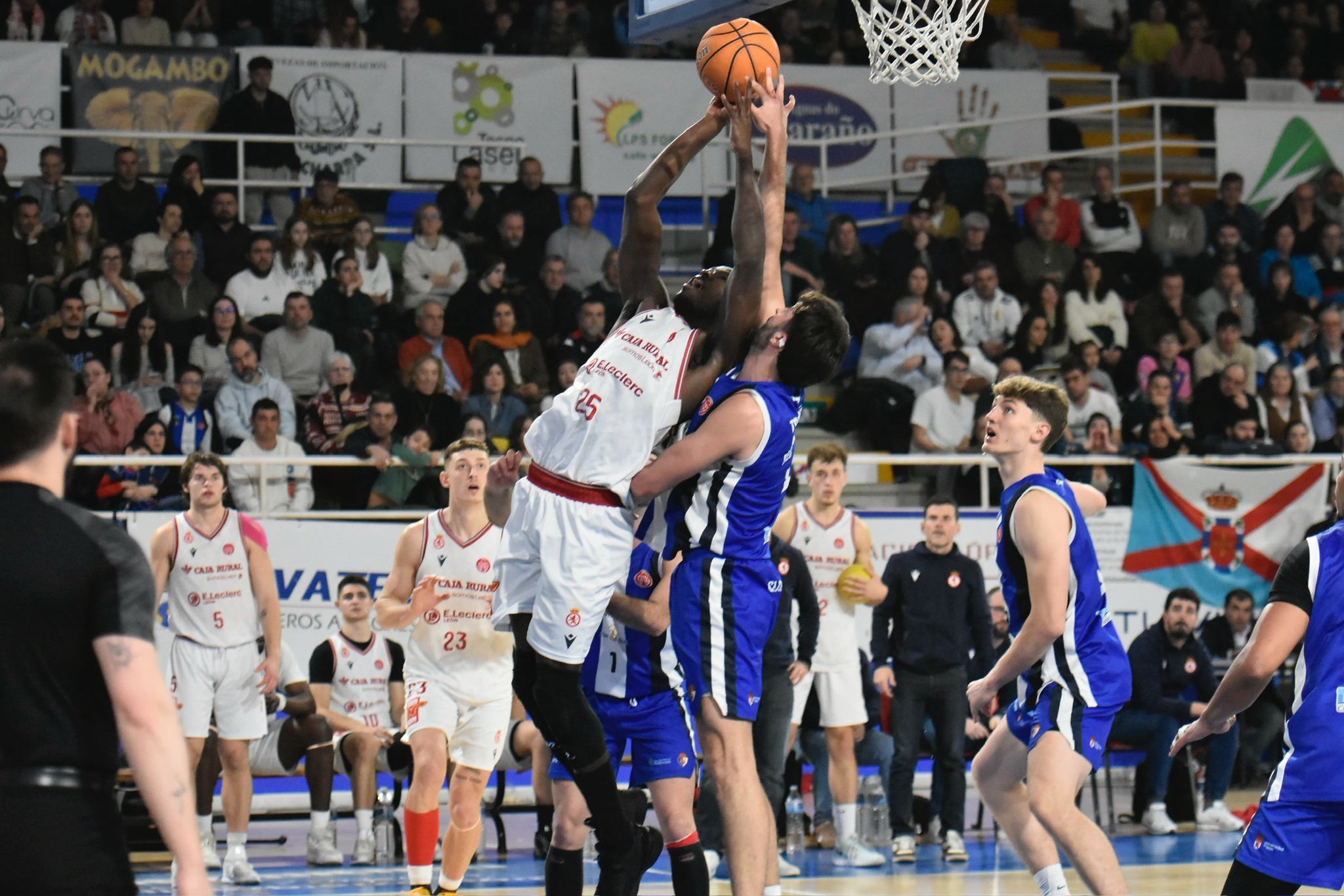 Diferentes momentos del derbi entre el Clínica Ponferrada y la Cultural de Baloncesto. RODO LÓPEZ (3)