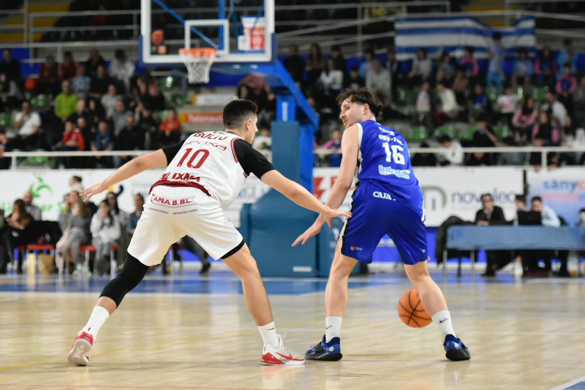 Diferentes momentos del derbi entre el Clínica Ponferrada y la Cultural de Baloncesto. RODO LÓPEZ (4)