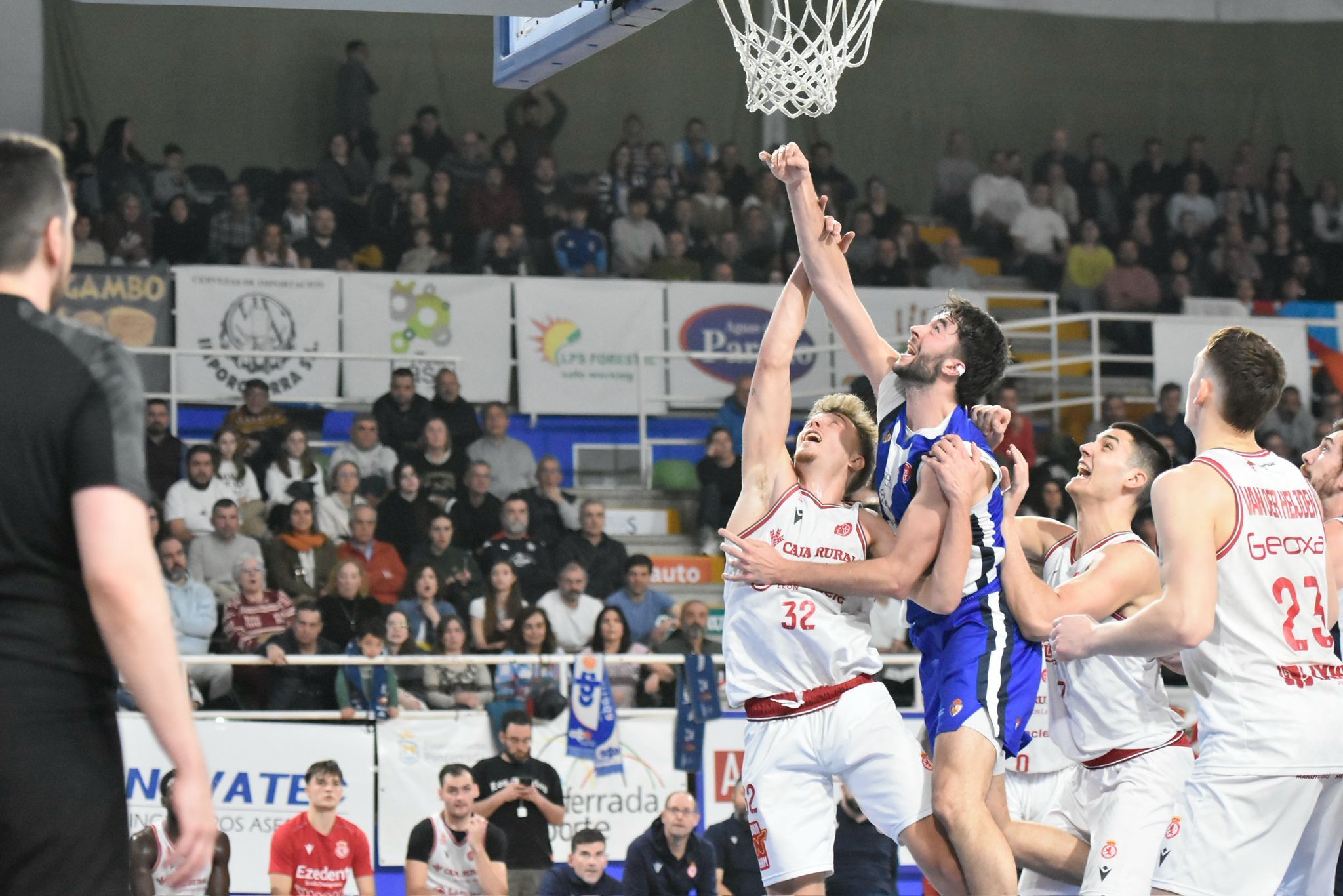 Diferentes momentos del derbi entre el Clínica Ponferrada y la Cultural de Baloncesto. RODO LÓPEZ (5)