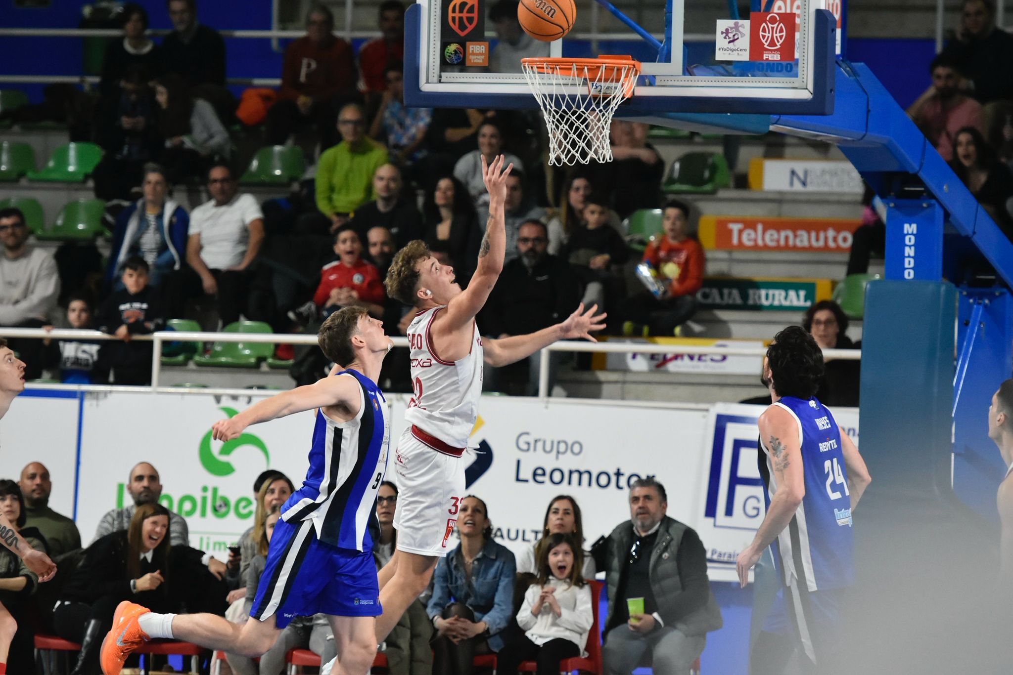 Diferentes momentos del derbi entre el Clínica Ponferrada y la Cultural de Baloncesto. RODO LÓPEZ (6)