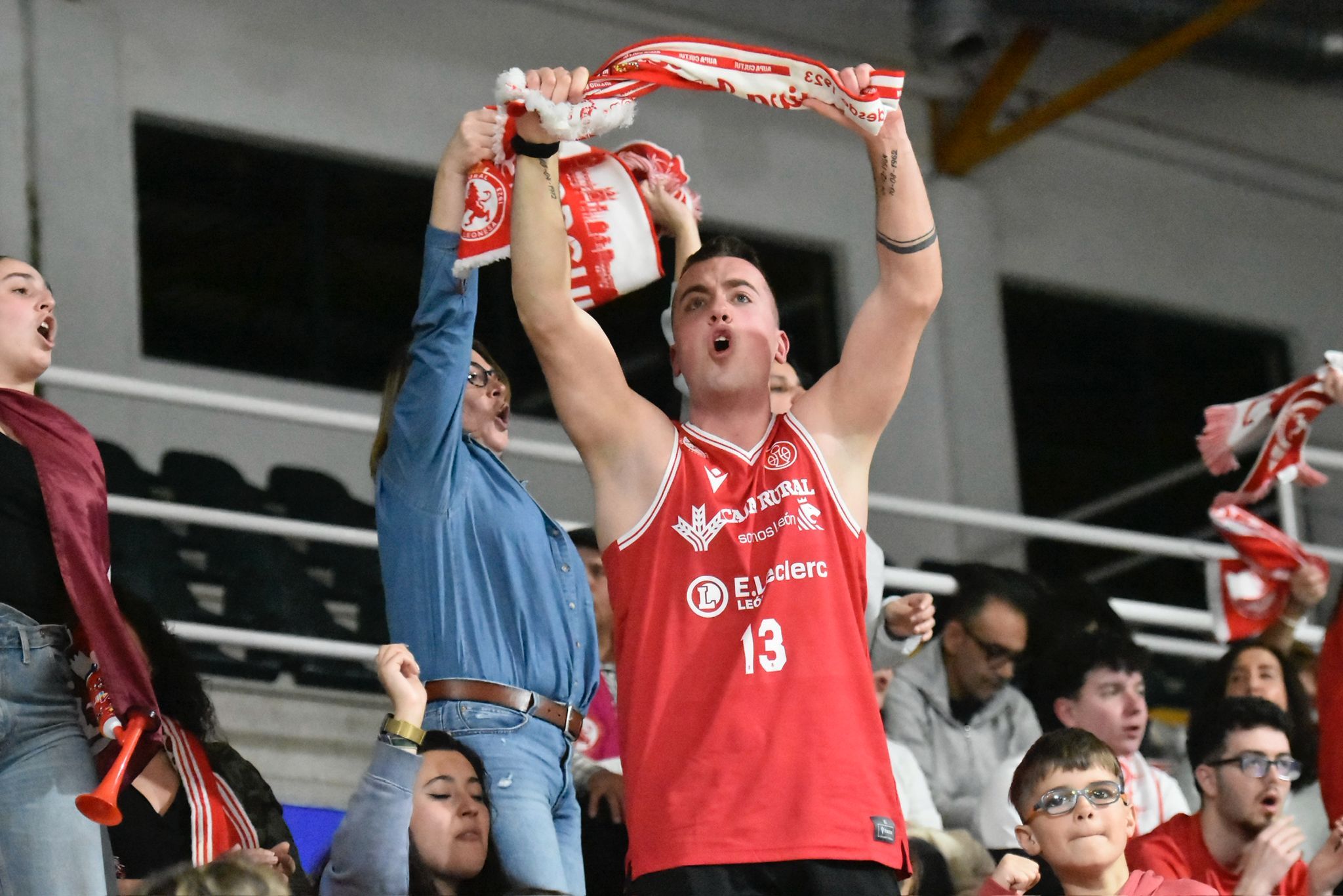 Diferentes momentos del derbi entre el Clínica Ponferrada y la Cultural de Baloncesto. RODO LÓPEZ (8)