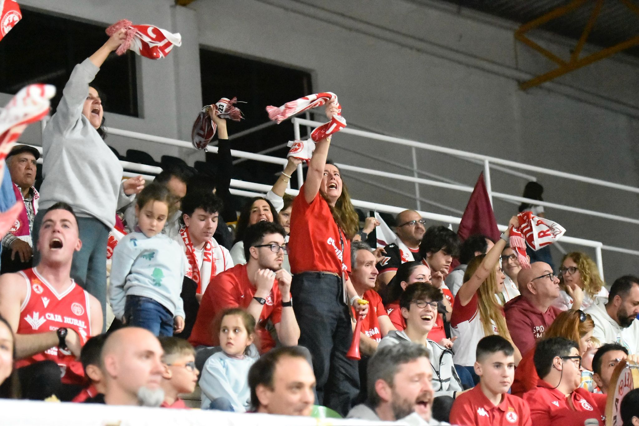 Diferentes momentos del derbi entre el Clínica Ponferrada y la Cultural de Baloncesto. RODO LÓPEZ (11)