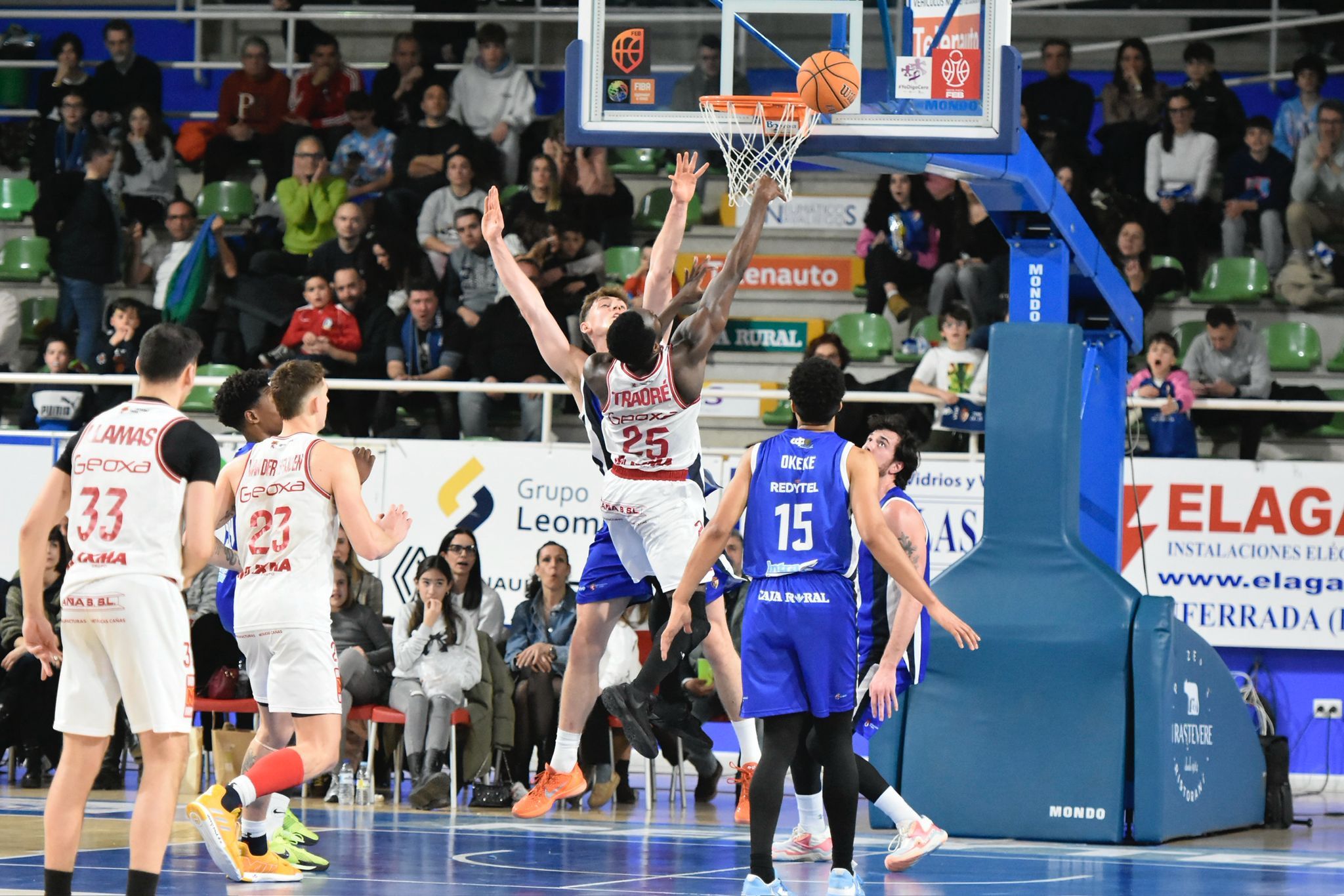 Diferentes momentos del derbi entre el Clínica Ponferrada y la Cultural de Baloncesto. RODO LÓPEZ (15)