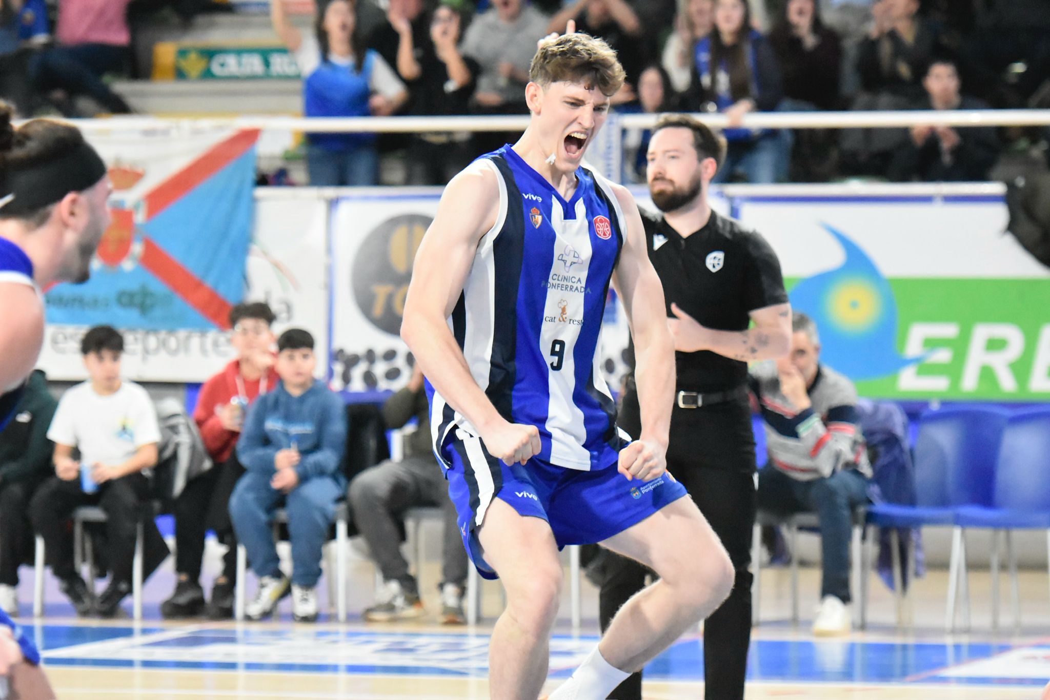 Diferentes momentos del derbi entre el Clínica Ponferrada y la Cultural de Baloncesto. RODO LÓPEZ (16)