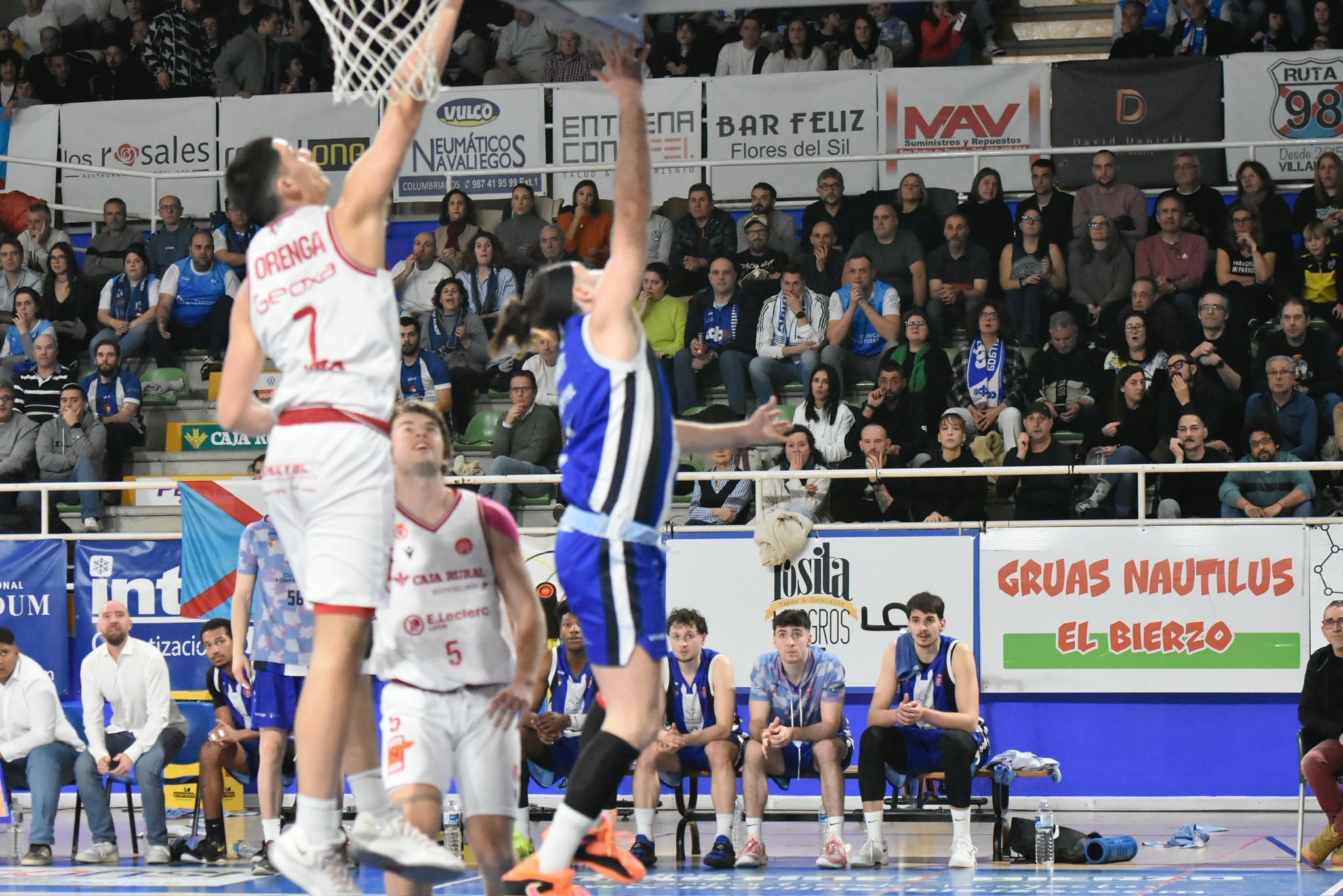 Diferentes momentos del derbi entre el Clínica Ponferrada y la Cultural de Baloncesto. RODO LÓPEZ (18)