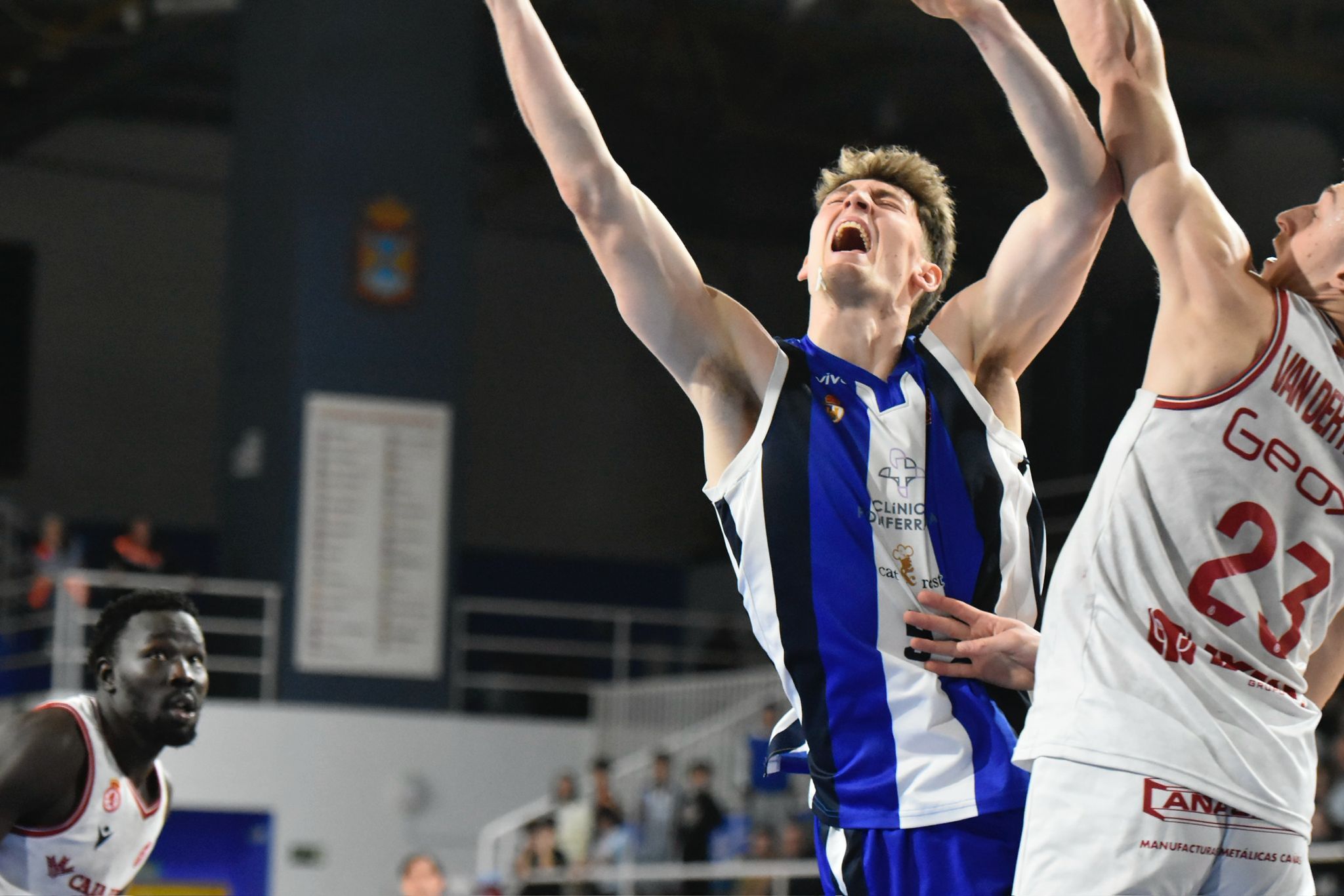 Diferentes momentos del derbi entre el Clínica Ponferrada y la Cultural de Baloncesto. RODO LÓPEZ (19)