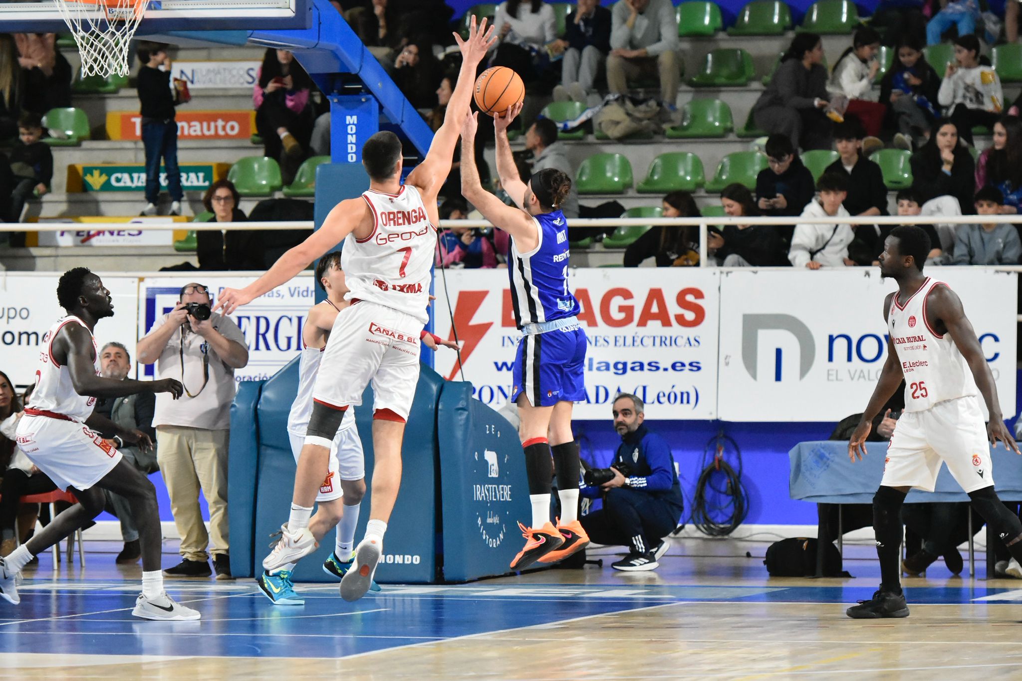 Diferentes momentos del derbi entre el Clínica Ponferrada y la Cultural de Baloncesto. RODO LÓPEZ (20)