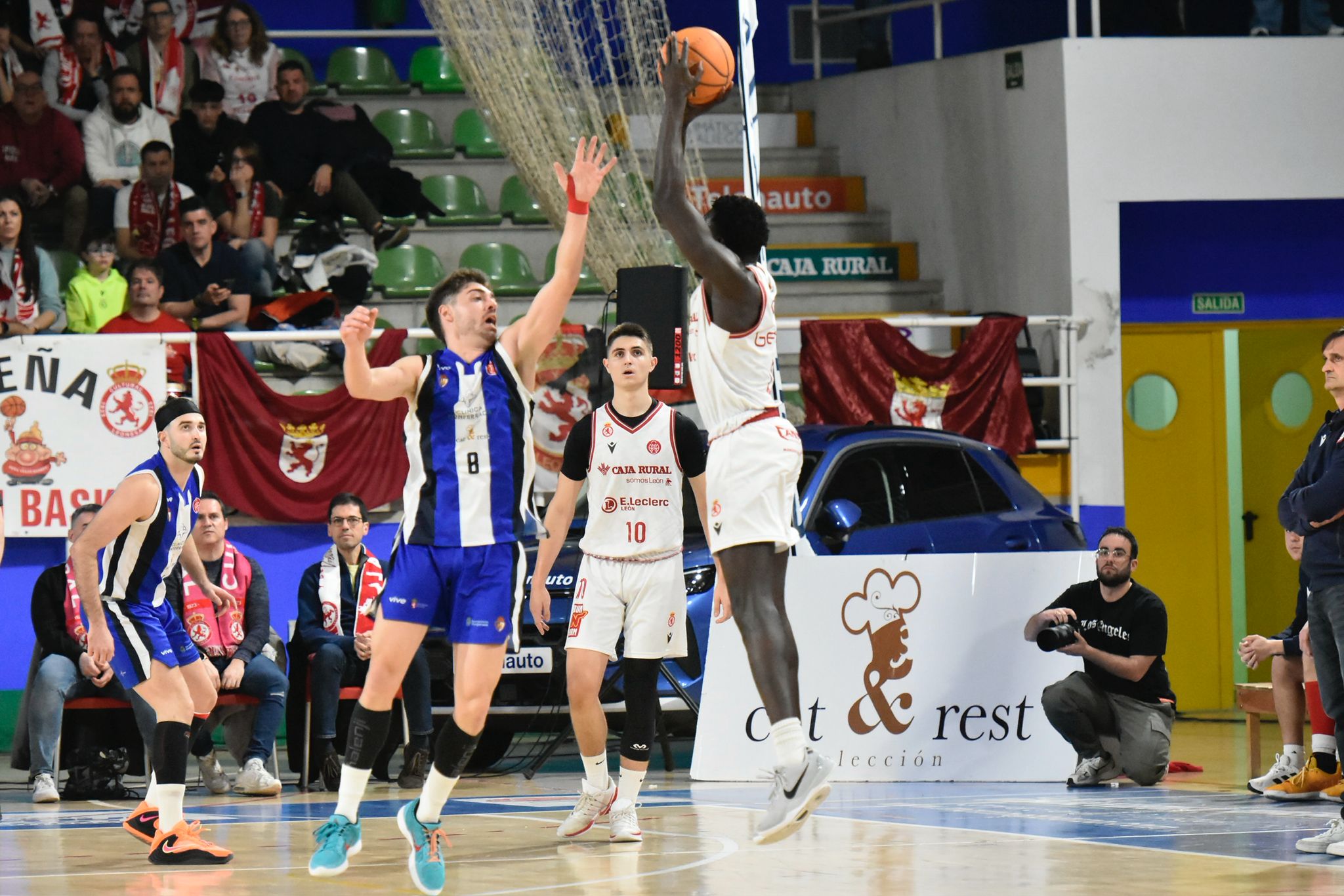 Diferentes momentos del derbi entre el Clínica Ponferrada y la Cultural de Baloncesto. RODO LÓPEZ (21)