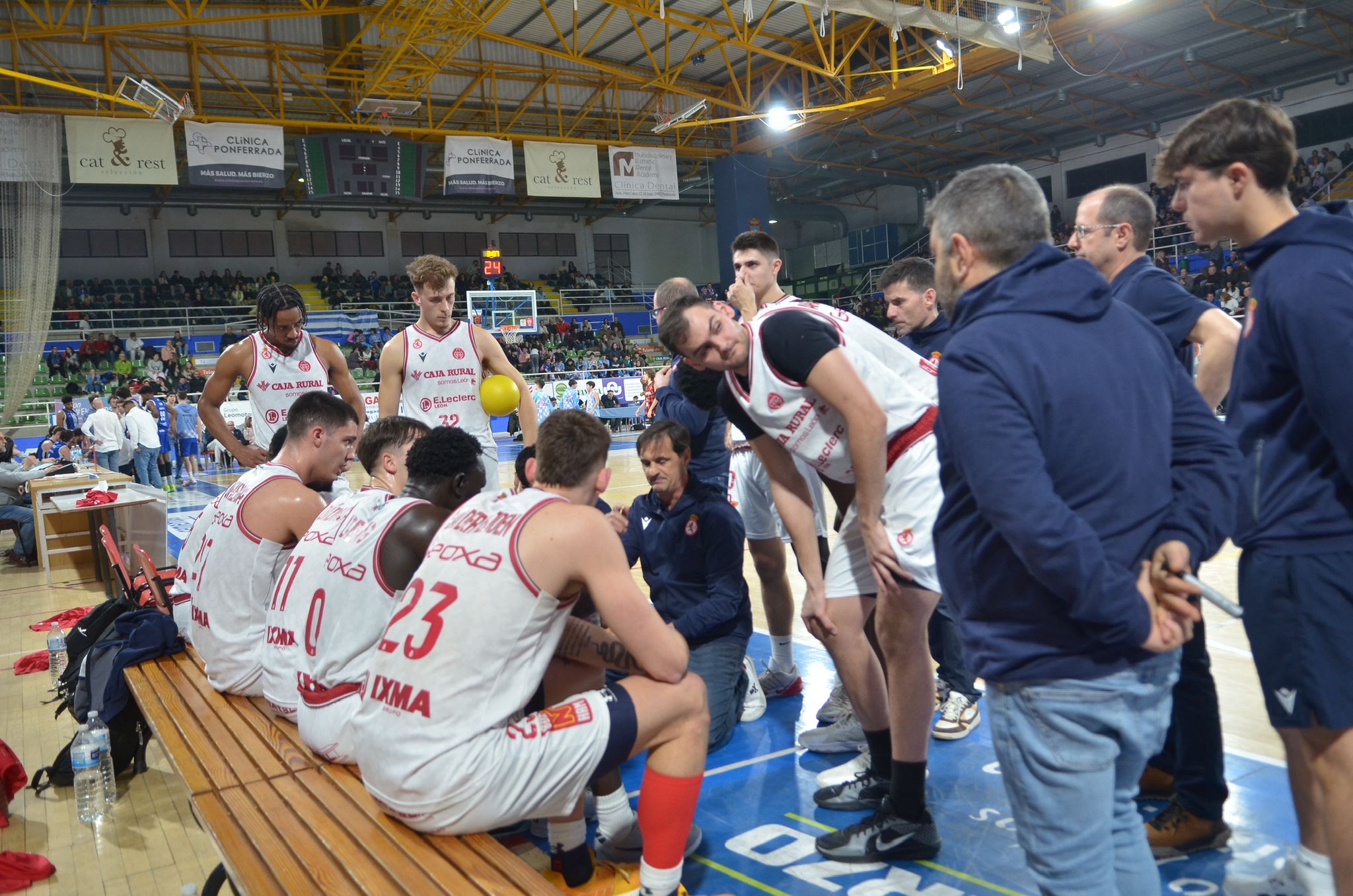 Diferentes momentos del derbi entre el Clínica Ponferrada y la Cultural de Baloncesto. RODO LÓPEZ (22)