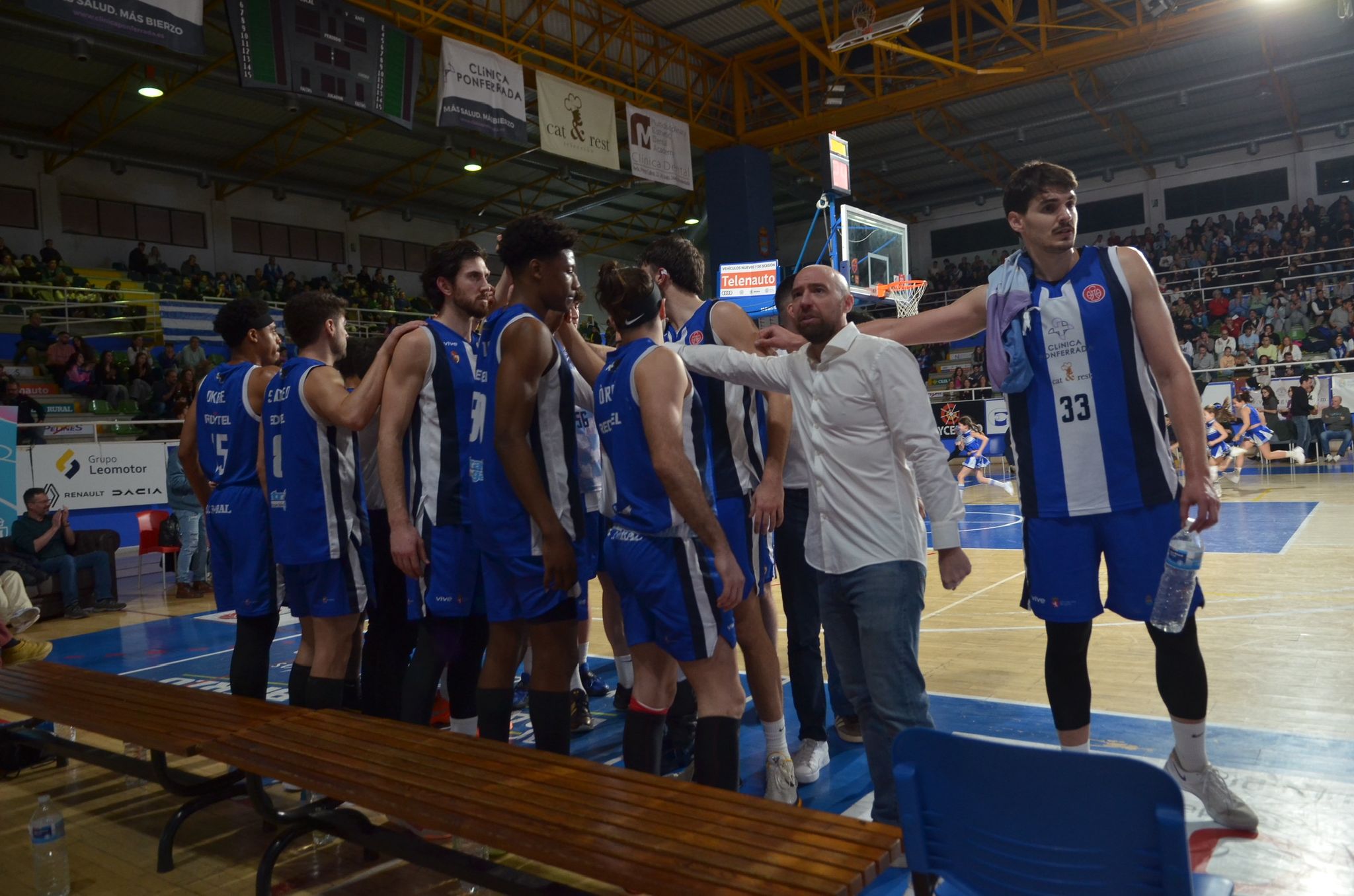 Diferentes momentos del derbi entre el Clínica Ponferrada y la Cultural de Baloncesto. RODO LÓPEZ (23)