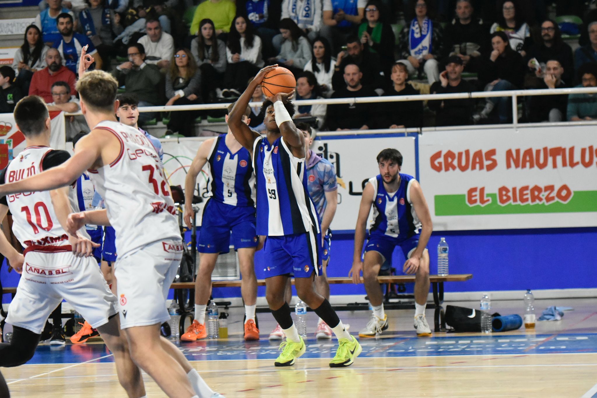 Diferentes momentos del derbi entre el Clínica Ponferrada y la Cultural de Baloncesto. RODO LÓPEZ (24)