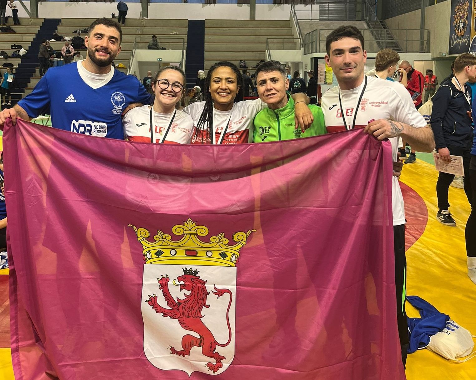 David F. Pazo, Rebeca 'Dinamita', Luzma Carcedo, la seleccionadora Miriam y Carlos Mondelo con la bandera de León.