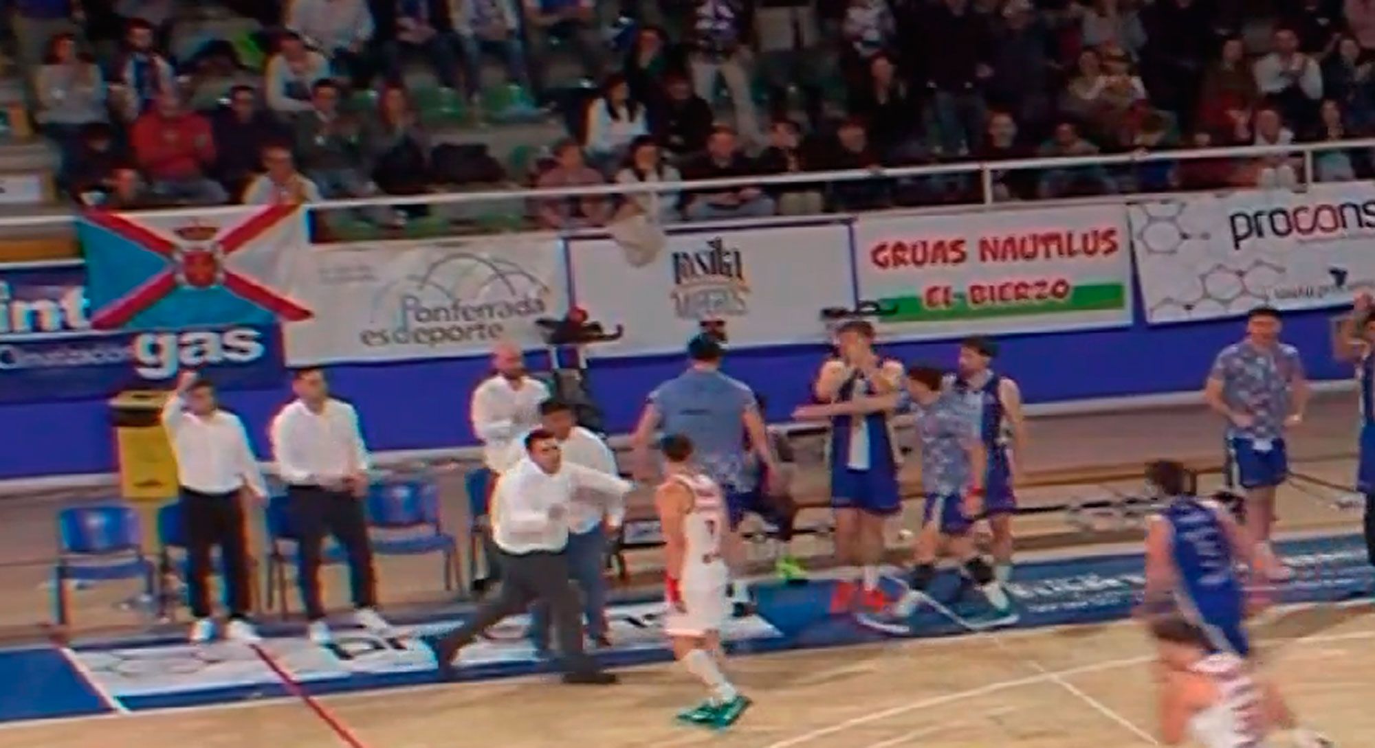 Pozo se dirige a celebrar a la cara de Dídac una pérdida de balón de la Cultural. | LALIGA+