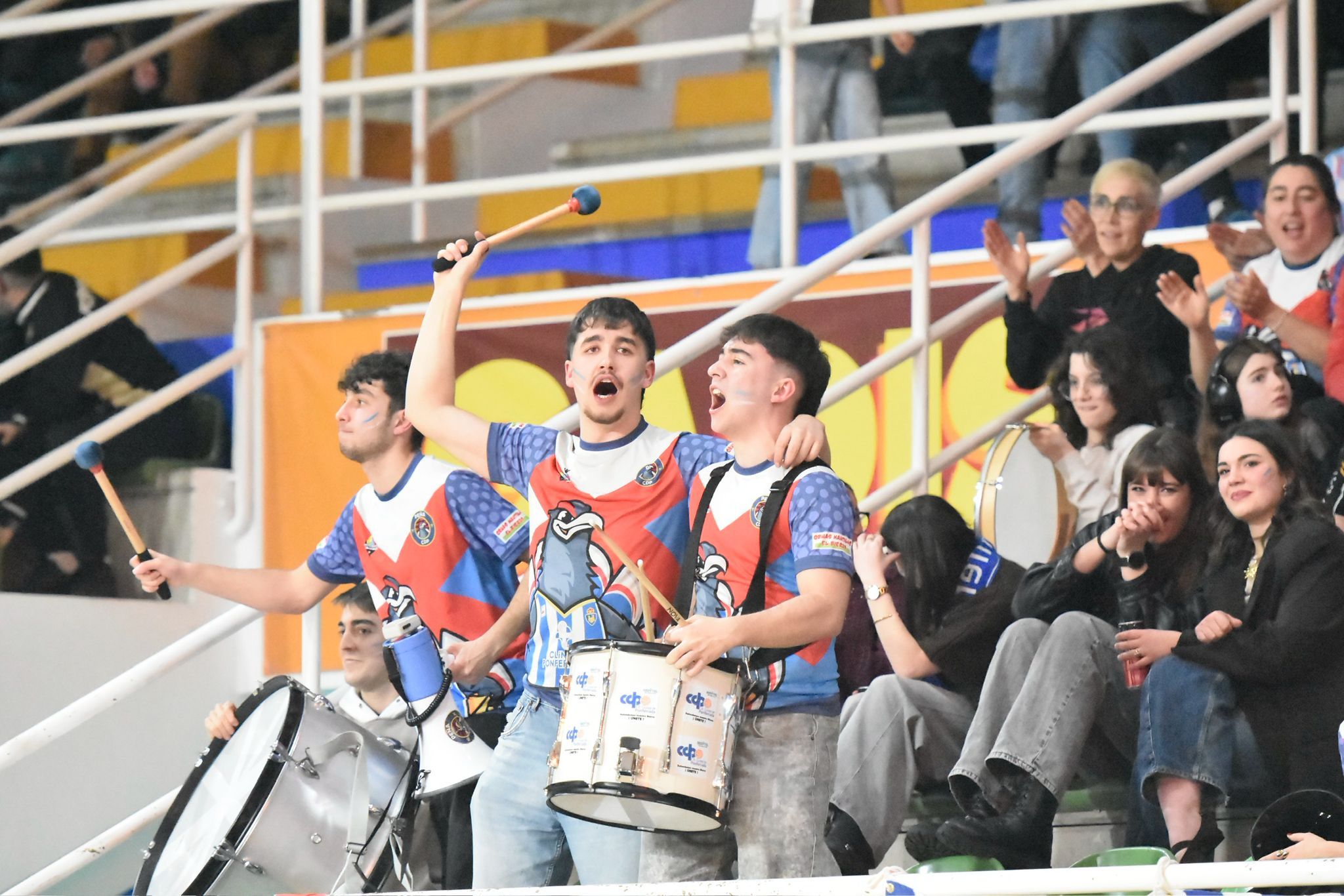La afición del Clínica Ponferrada volvió a superarse en el derbi.  RODO LÓPEZ