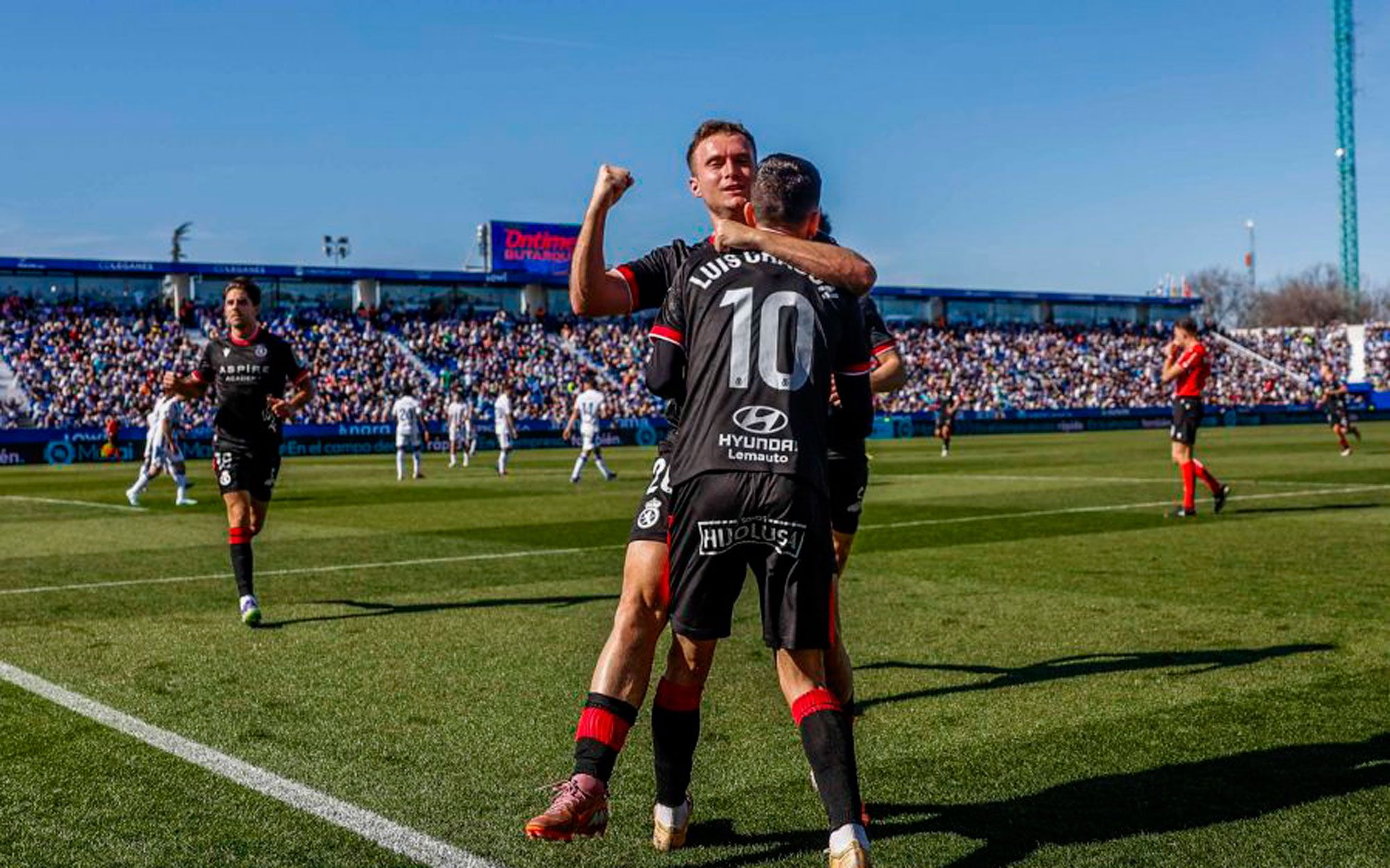 Tresaco abraza a Chacón para celebrar el gol de la Cultural en Leganés, en el que dio la asistencia. | LALIGA