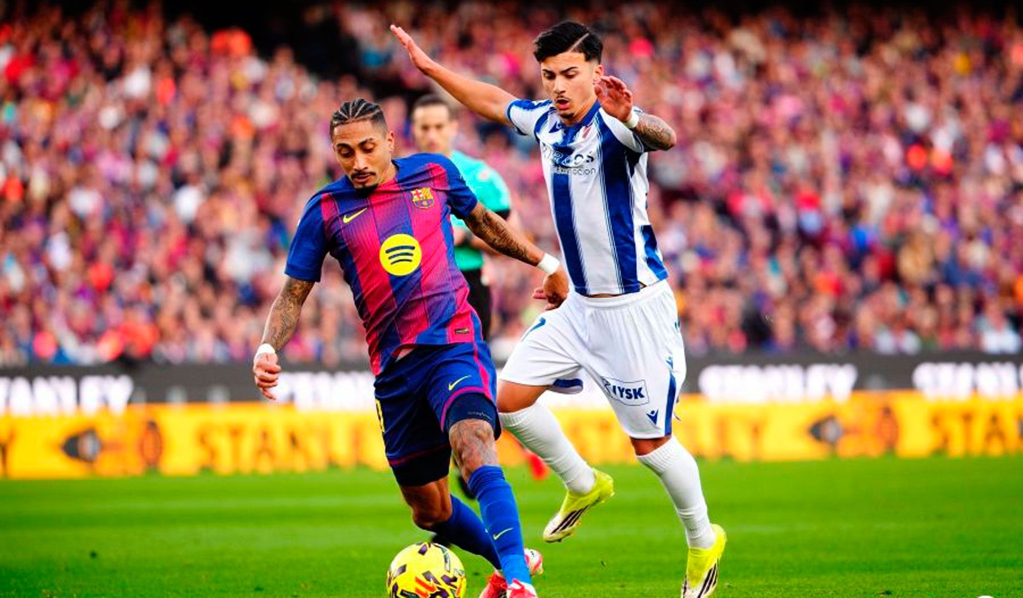 Cortés presiona a Raphinha durante el partido del Levante con el Barcelona de este domingo. | LALIGA
