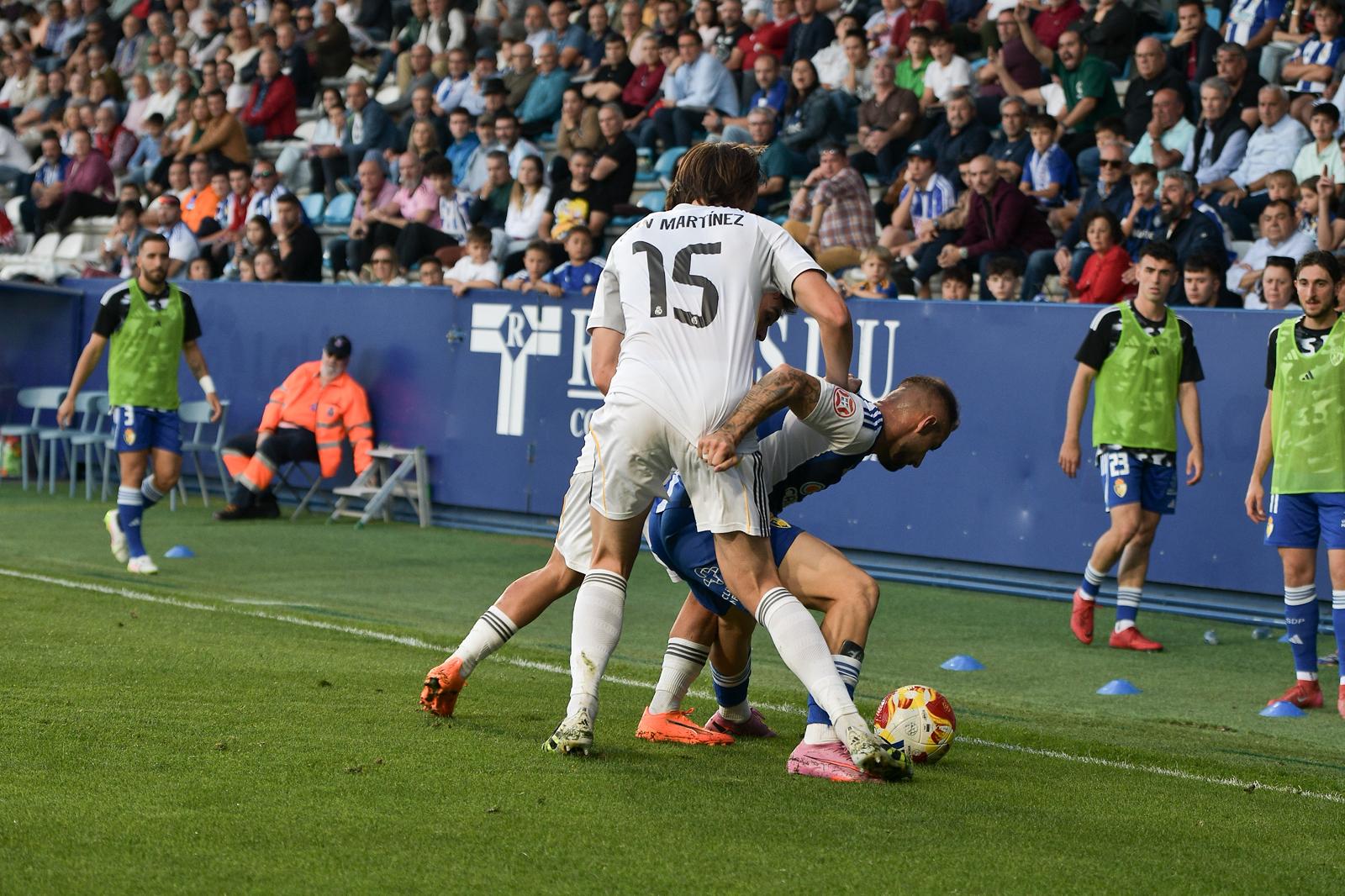 Joan Martínez con Cortés en el partido de ida en El Toralín. QUINITO