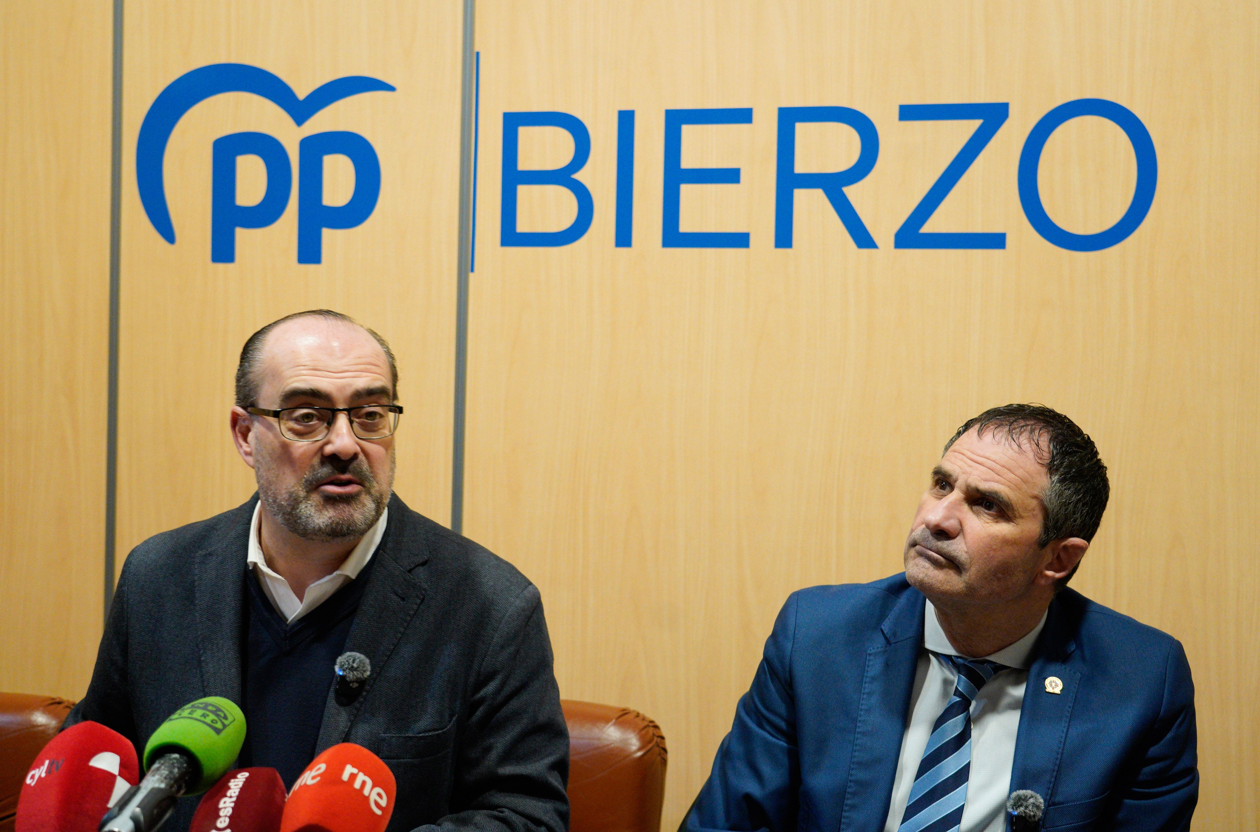 El equipo del PP criticando la visita de Sánchez a Ponferrada. | ICAL