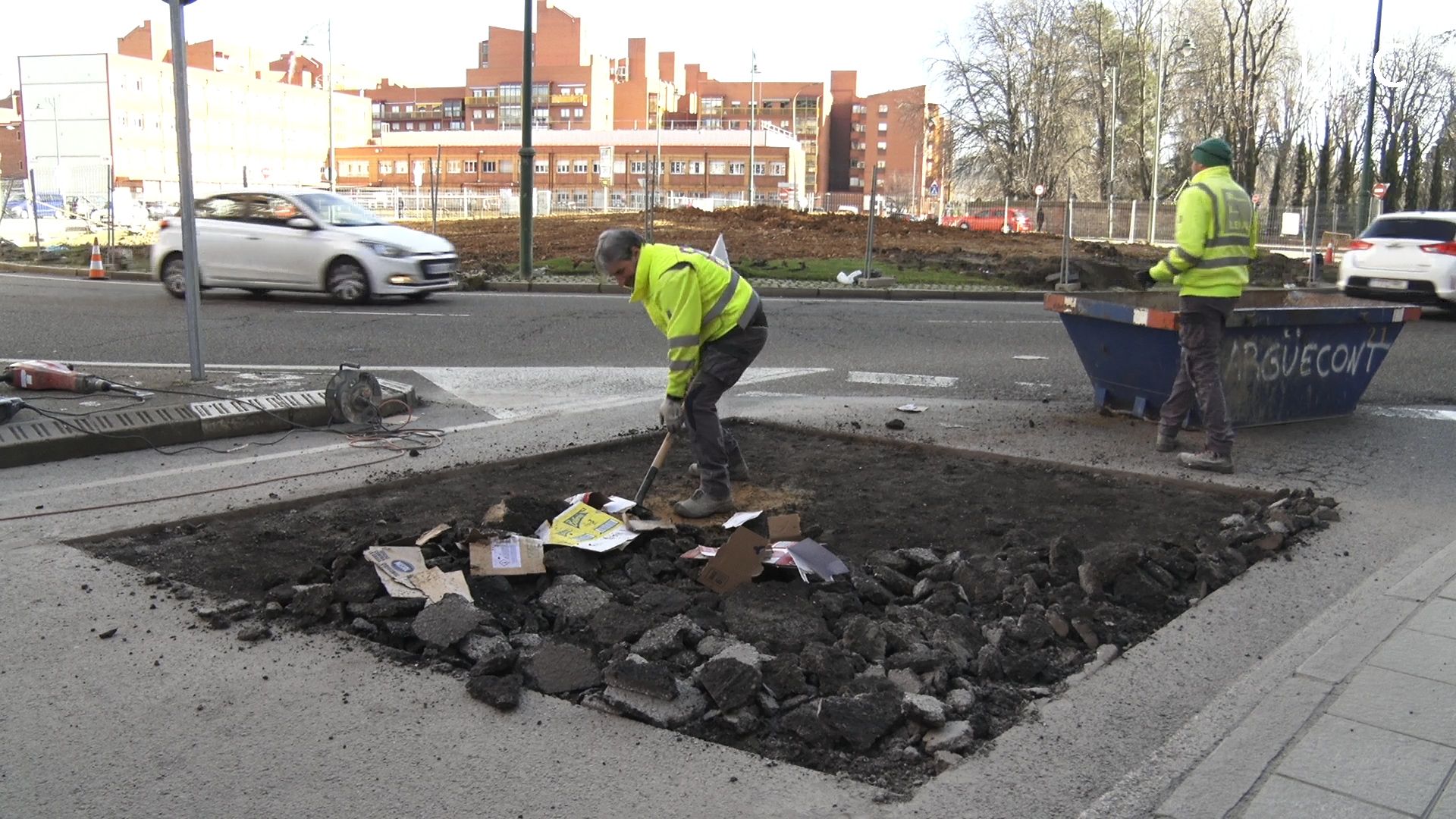 Cortada al tráfico una calle clave de acceso a León desde Trobajo por un bache