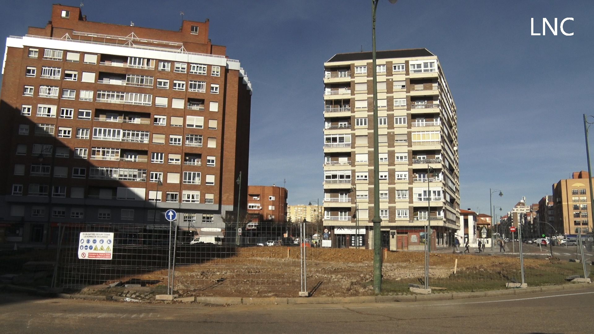 La tierra gana al hormigón en la glorieta de Carlos Pinilla