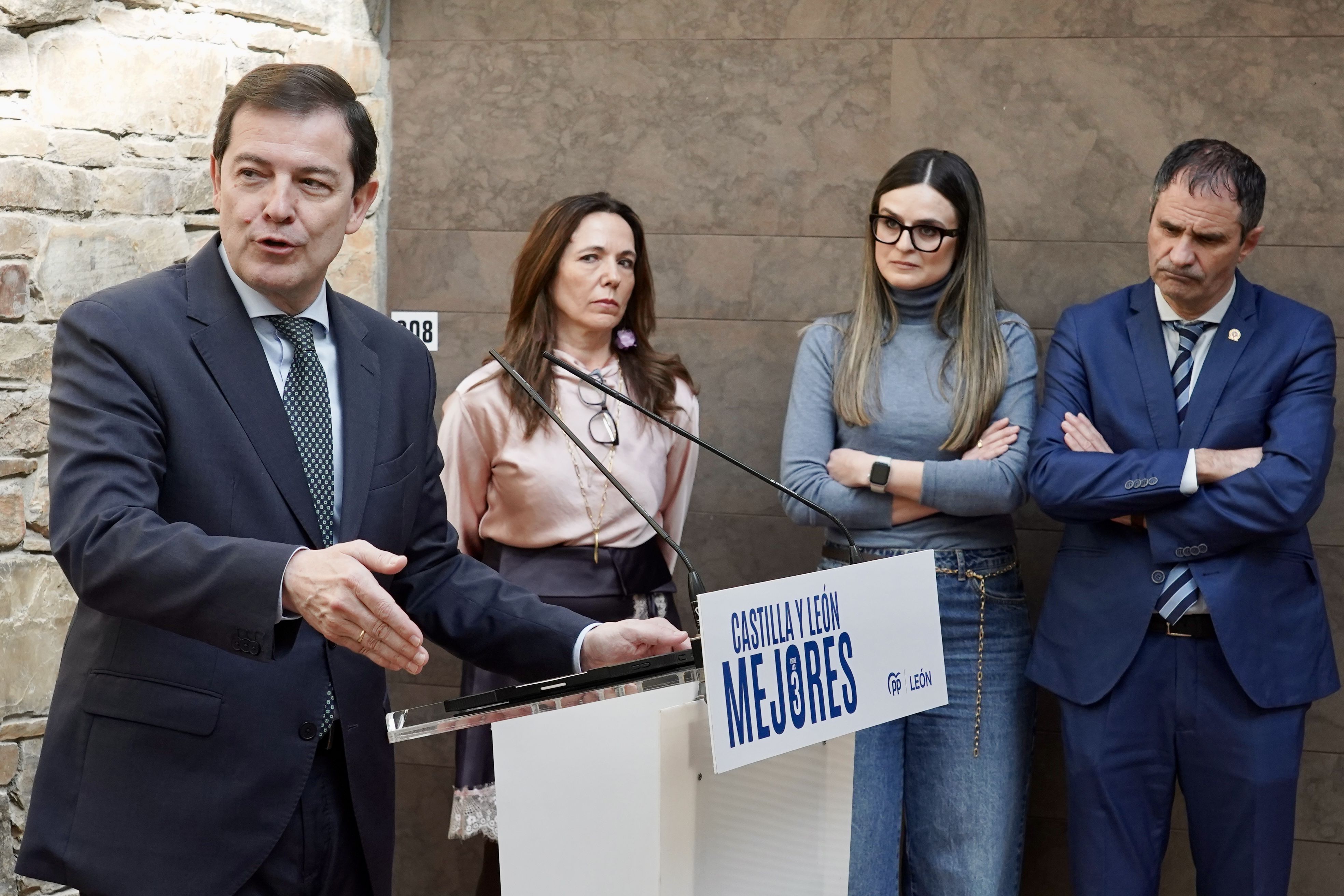 El candidato del PP a la reelección como presidente de la Junta, Alfonso Fernández Mañueco, este lunes en Astorga con miembros de la candidatura. | CAMPILLO (ICAL) El candidato del PP a la reelección como presidente de la Junta, Alfonso Fernández Mañueco, este lunes en Astorga con miembros de la candidatura. | CAMPILLO (ICAL)
