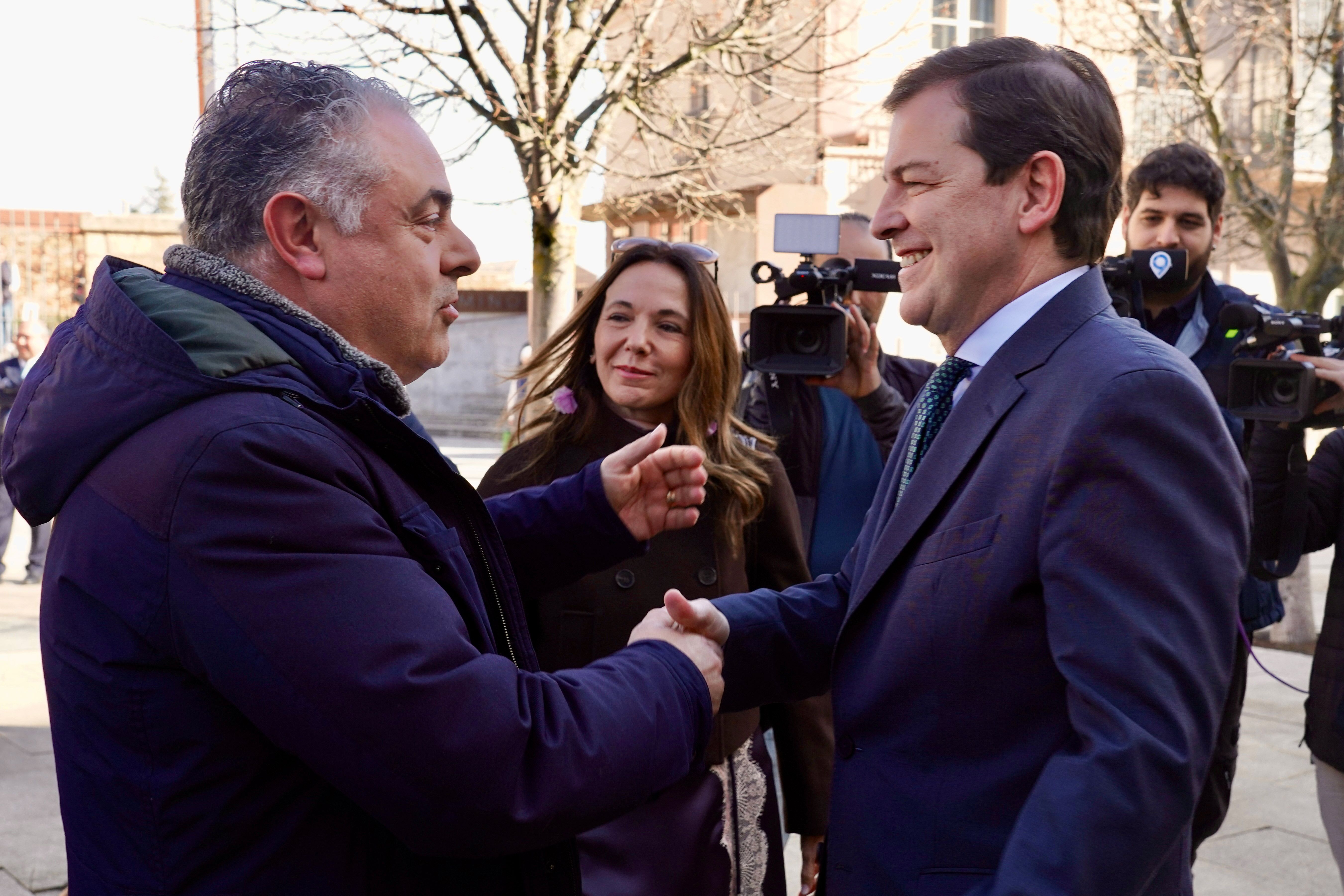 El presidente del PP de Castilla y León y candidato a la reelección, Alfonso Fernández Mañueco, junto al alcalde de Astorga y la candidata por León a las Cortes. | CAMPILLO (ICAL)