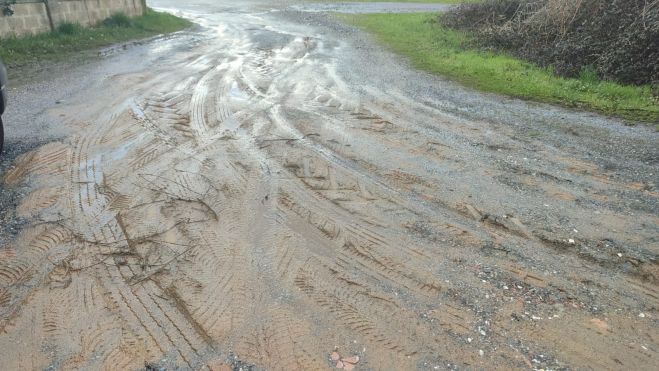 El asfalto desaparece en algunas zonas y el paso vuelve a ser de tierra...o barro.