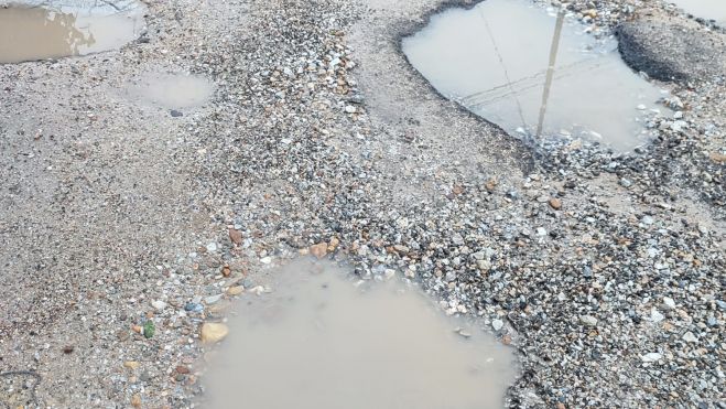 Los vecinos hablan de una "zona de guerra" por los constantes baches que soportan.