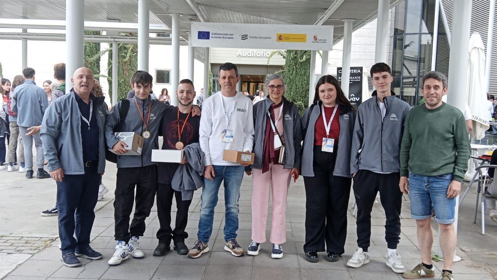 Delegación del Giner de los Ríos que logró el oro autonómico con Jorge López. | L.N.C.