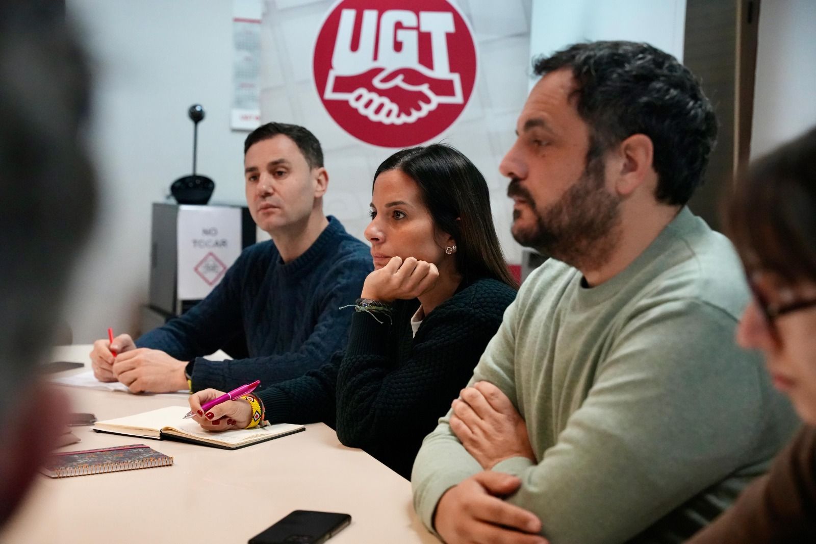 Un instante de la reunión entre el PSOE de León y los responsables de la Federación de Servicios Públicos de UGT León. | L.N.C.