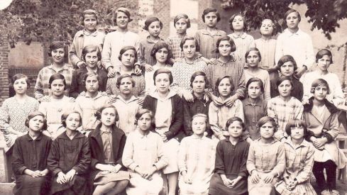 Grupo de alumnas de la Escuela de Niñas de la Fundación Sierra Pambley en Hospital de Órbigo, del año 1928.Tal vez alguna de ellas llegara desde la escuela visitada un año antes por Faustina