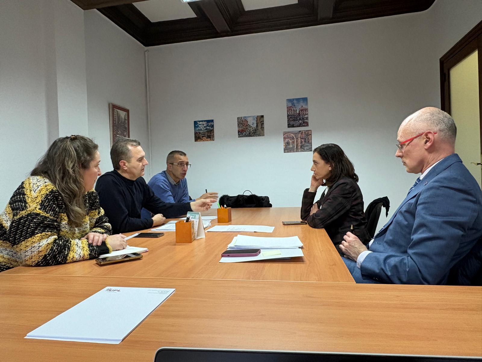Alicia Gallego y Bernardo García, de UPL, durante la reunión con la Asociación León Propone para recoger las inversiones pendientes en la provincia de León | L.N.C.