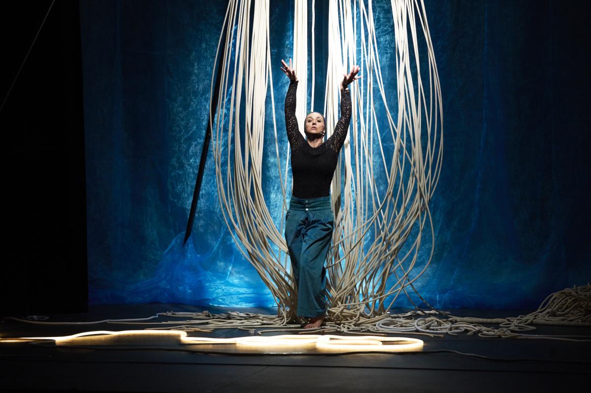 Una escena de la obra ‘Mar, o de cómo sobrevivir a un tsunami’, que mañana se convertirá en protagonista del Auditorio Ciudad de León. | L.N.C.