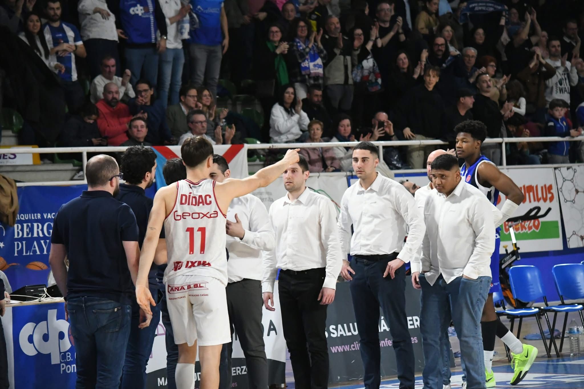 Dídac habla con Oriol y señala a un jugador al acabar el encuentro. | CDP