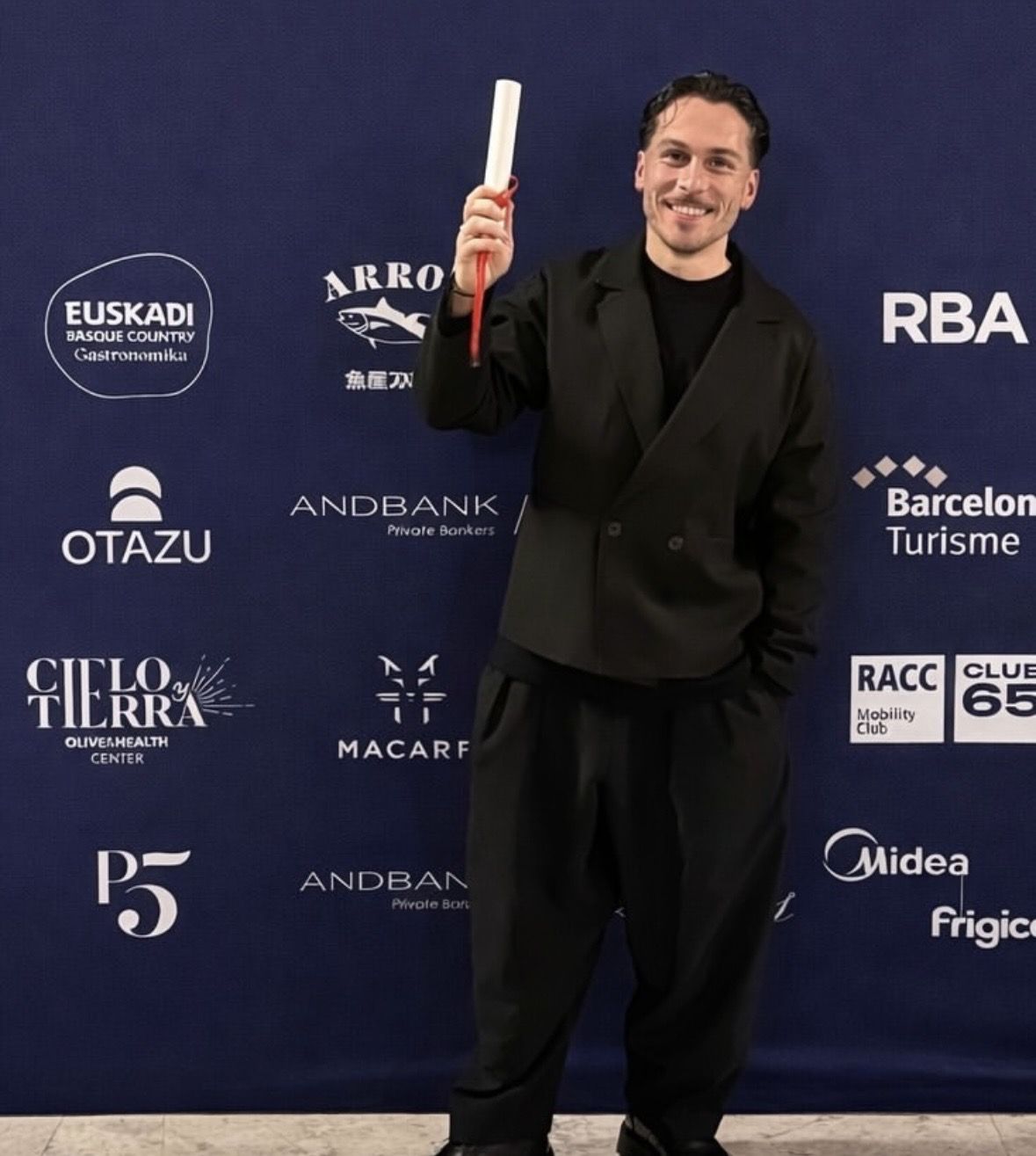 Samuel Naveira recoge la distinción para el Restaurante Muna.