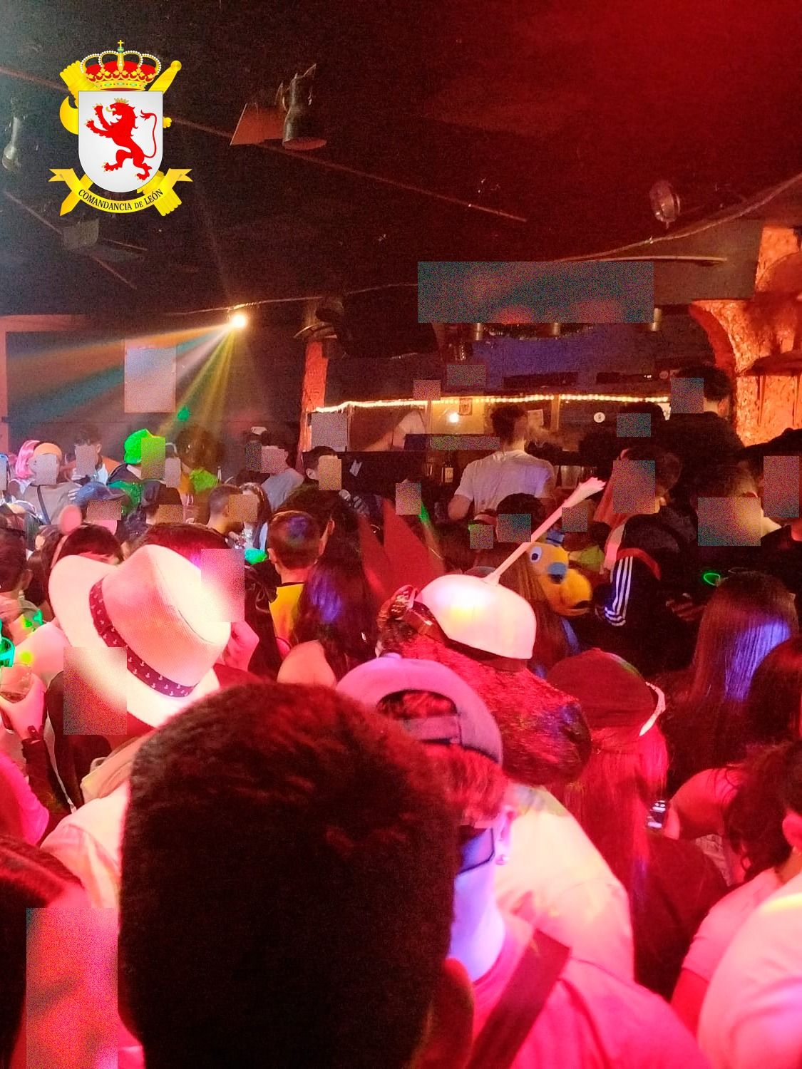 Imagen del momento del desalojo en la discoteca. | GUARDIA CIVIL