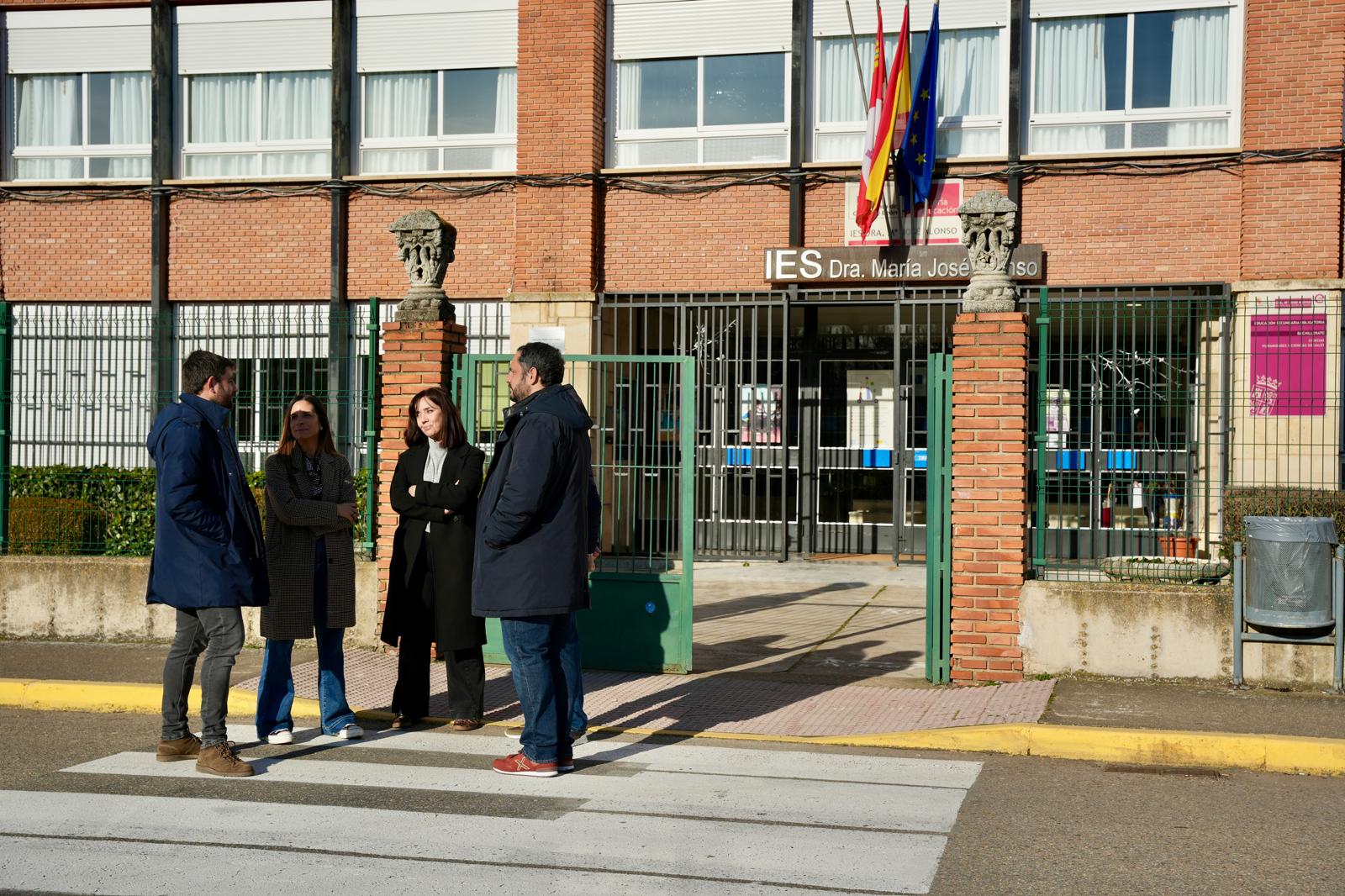 Los representantes socialistas a la puerta del instituto