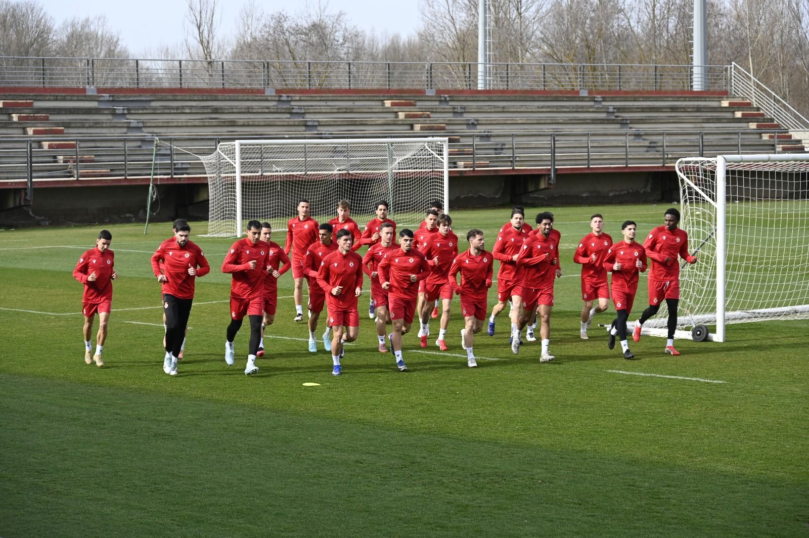 Diferentes momentos de la primera sesión de De la Barrera con la Cultural en el Área de Puente Castro. SAÚL ARÉN (8)