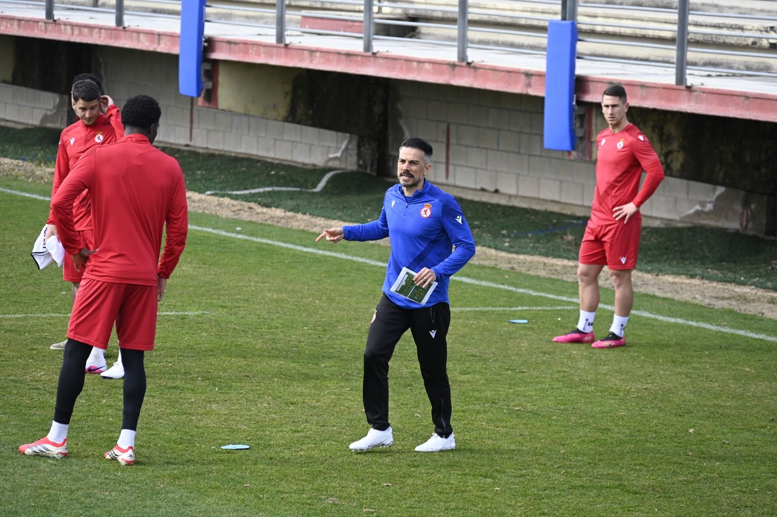 Diferentes momentos de la primera sesión de De la Barrera con la Cultural en el Área de Puente Castro. SAÚL ARÉN (14)