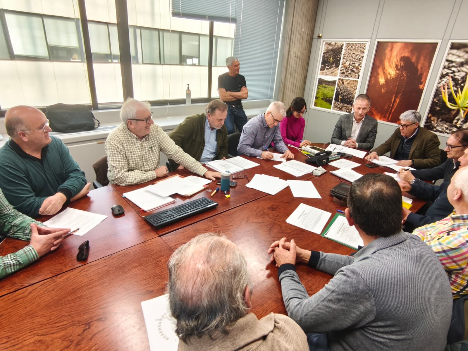 En la imagen, momento e la reunión de la junta consultiva de la reserva de Mampodre.