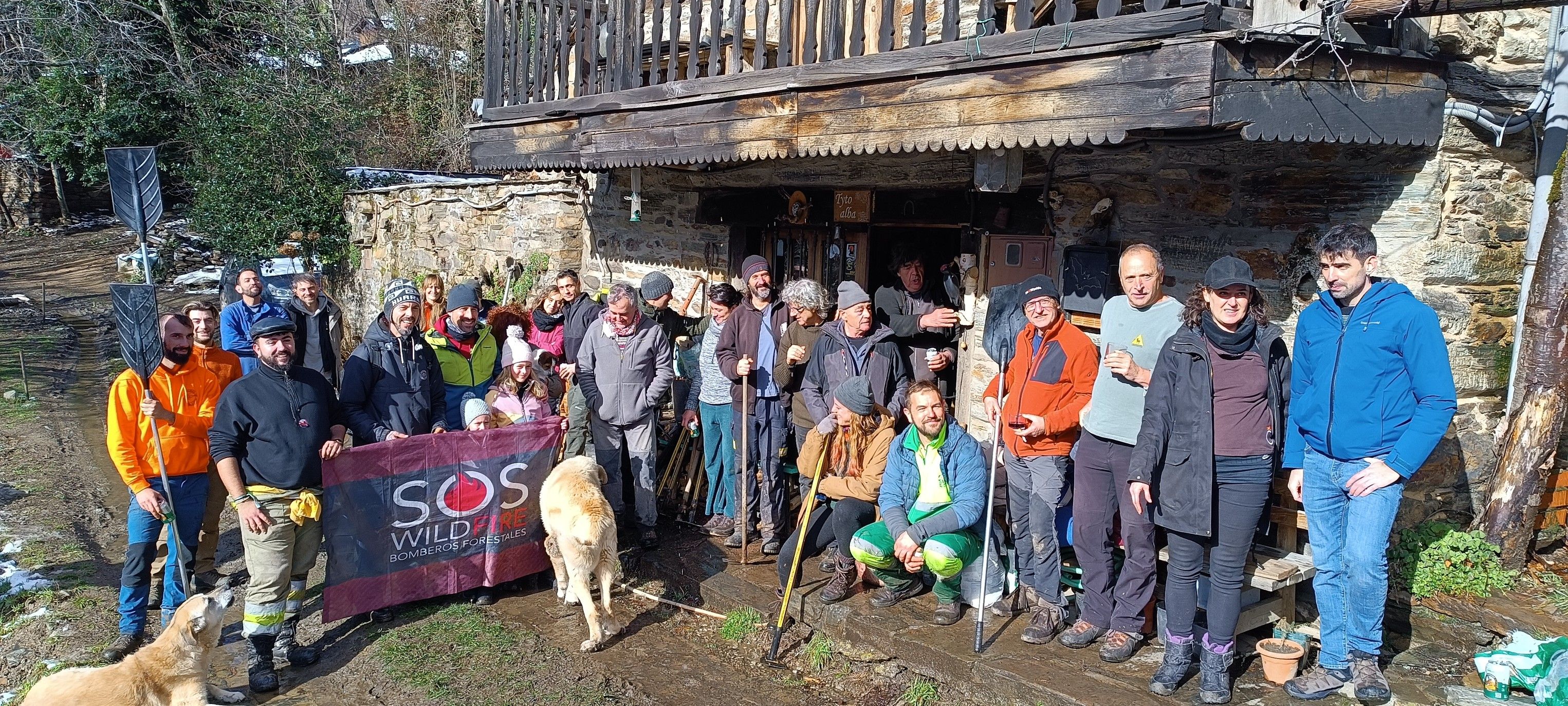 Voluntarios y miembros de Tyto Alba en la plantación de los castaños. | Tyto Alba